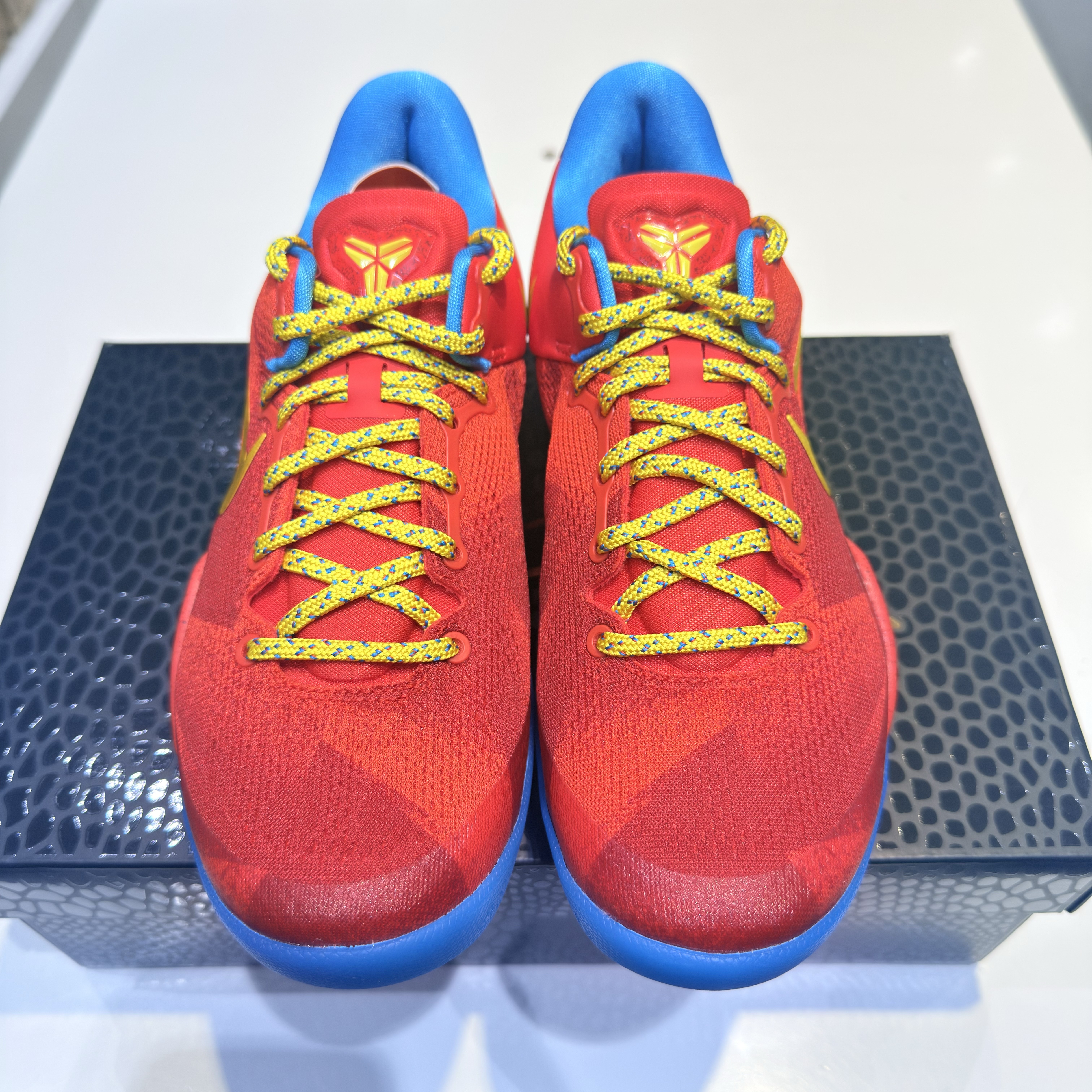 Nike Kobe 8 Protro Year of the Horse Light Crimson and Vivid Blue 착용 스타일 - 1