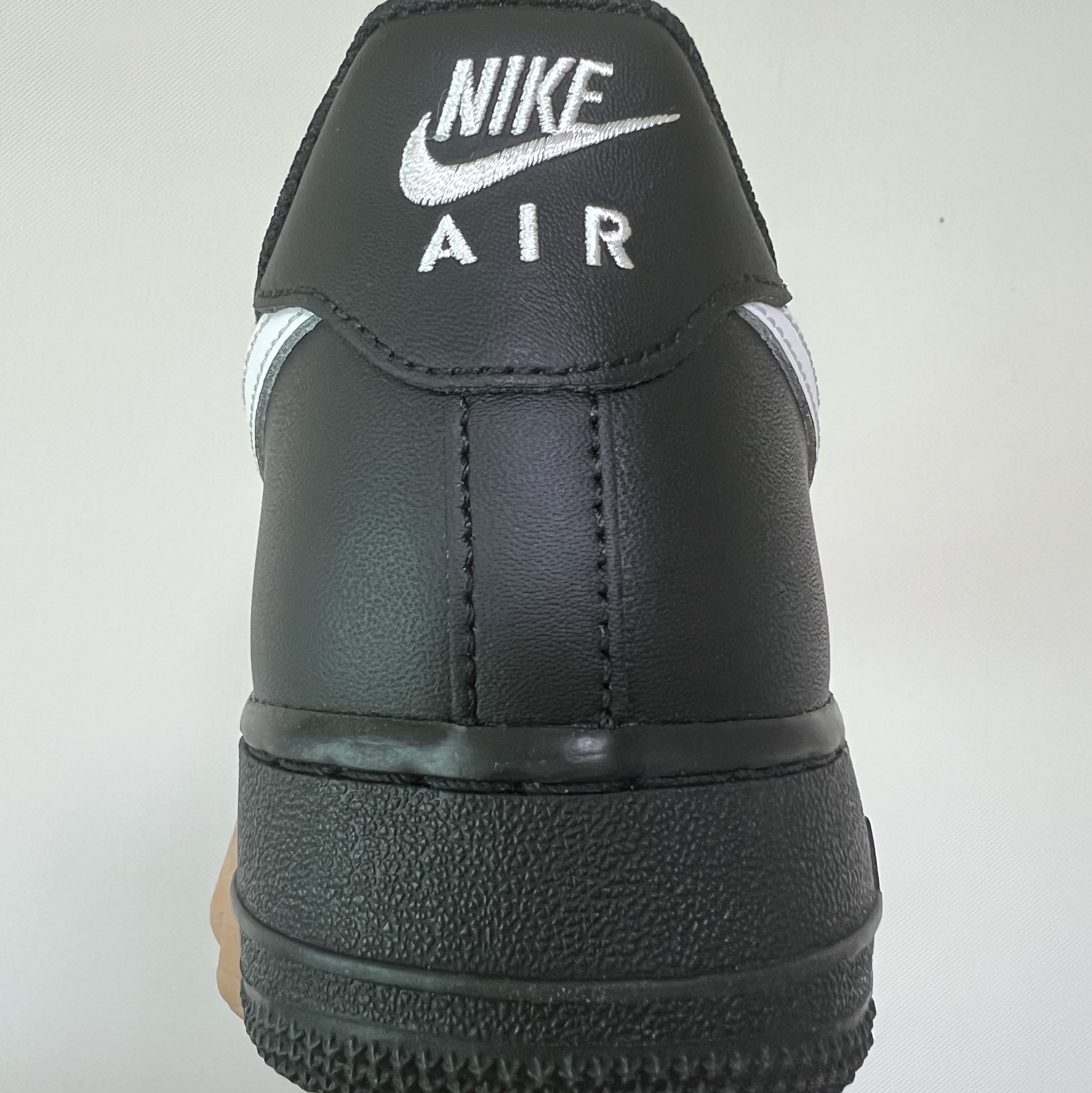 Nike Air Force 1 '07 Black White 착용 스타일 - 3