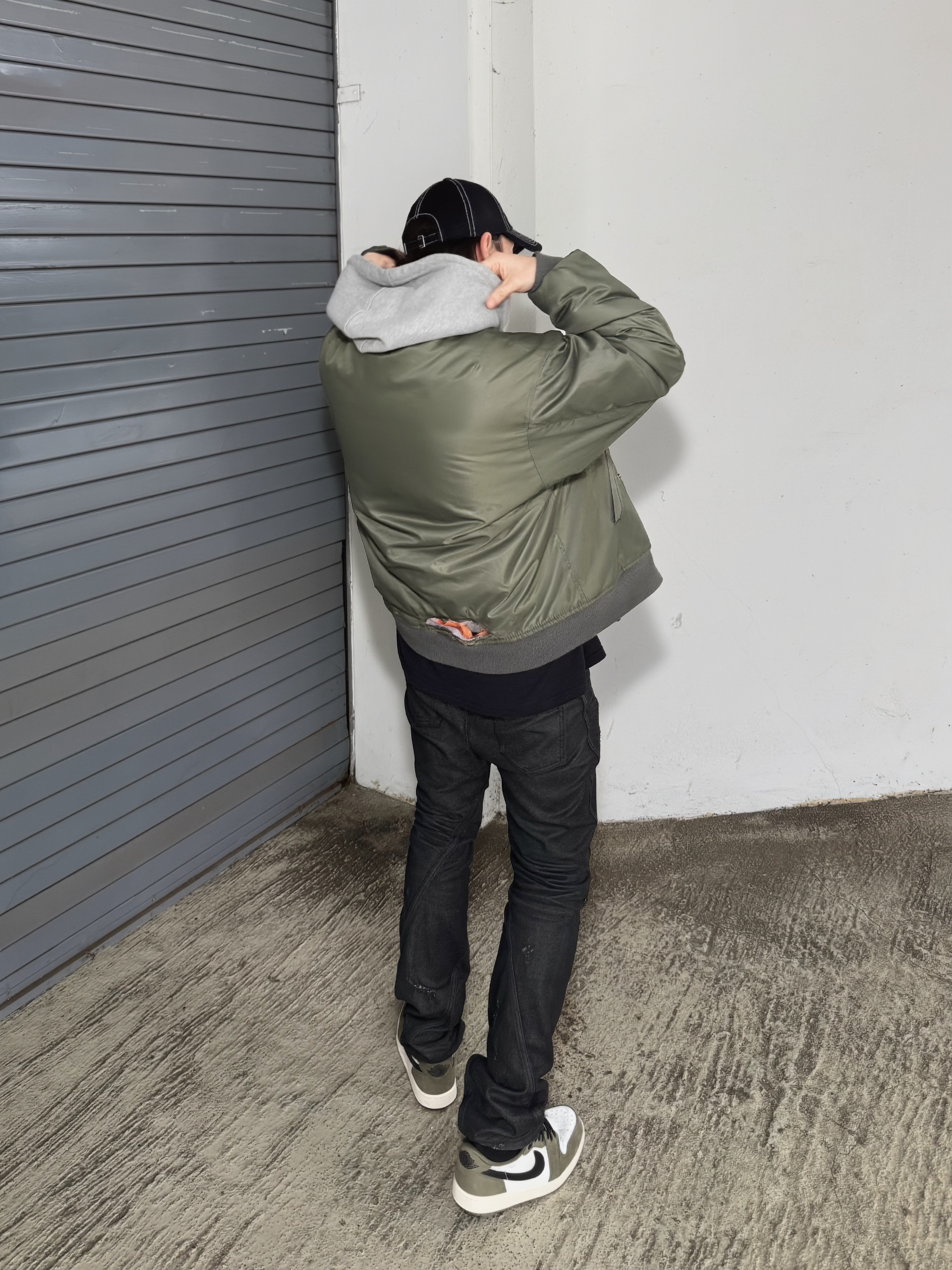Jordan 1 Retro Low OG Medium Olive and Summit White, Nike x Drake Nocta x Kar L'Art De L'Automobile Burrow T-Shirt Black (FD2205-010) 착용 스타일 - 4