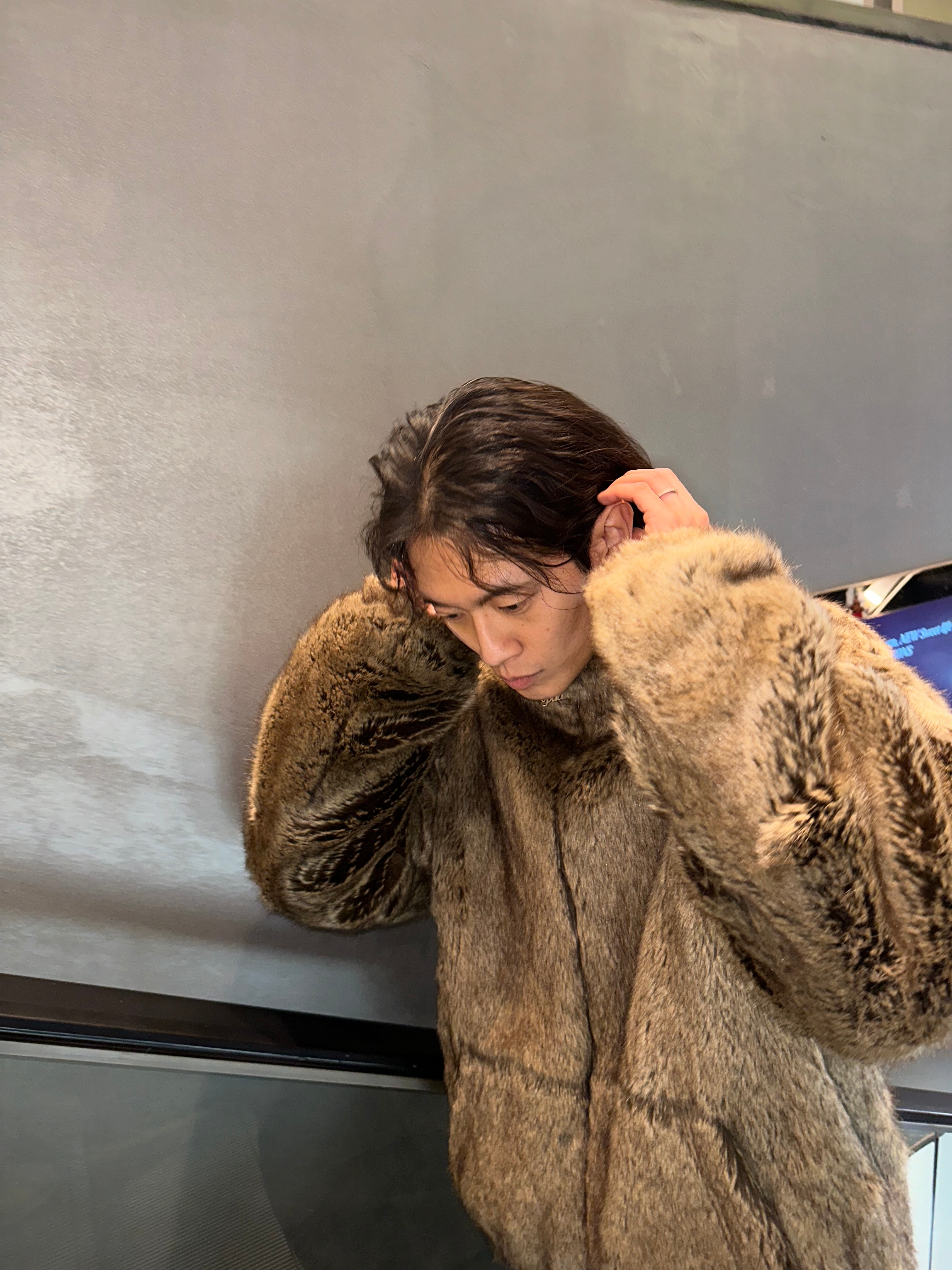 Palace Faux Fur Jacket Brown - 22SS, Maison Margiela Numerical Slim Silver Ring Silver 착용 스타일 - 3