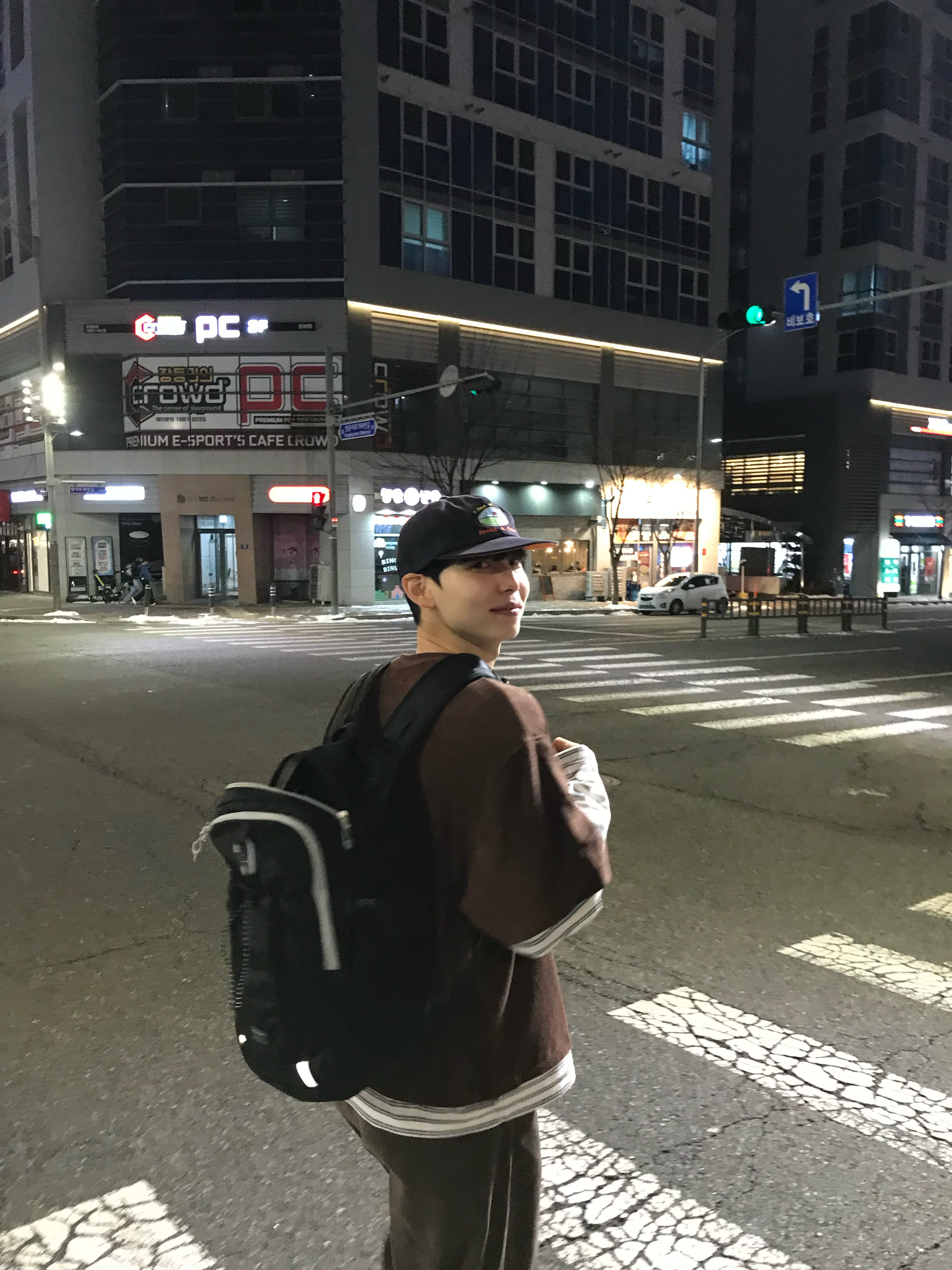 Nonnod Terry Layered T-shirts Brown, UGG Tasman II Slipper Black 착용 스타일 - 1