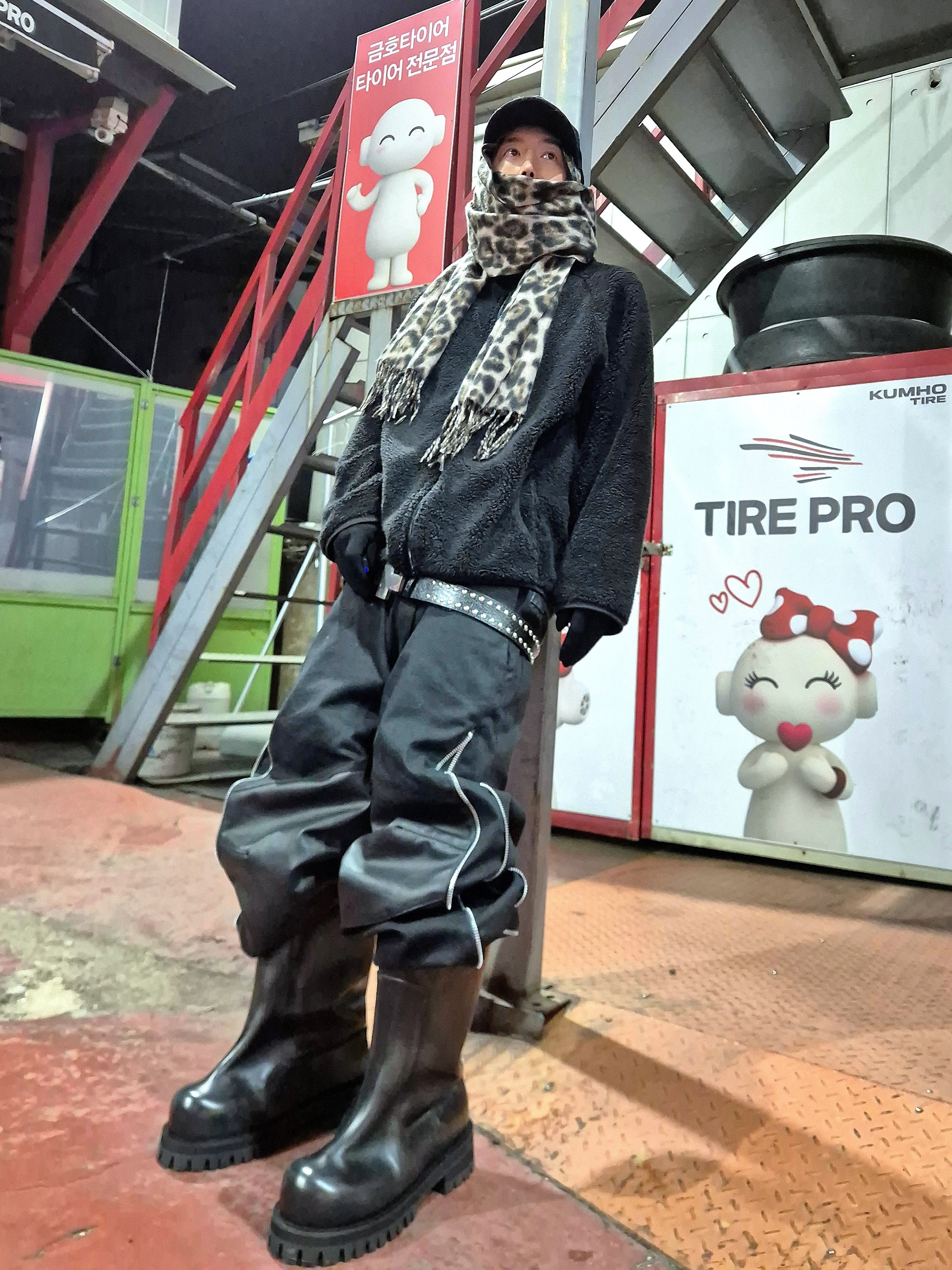Chrome Hearts Dagger Denim Baseball Hat Black White, ROARINGRAD Carbon-Coated Side-Zip Pants Black 착용 스타일