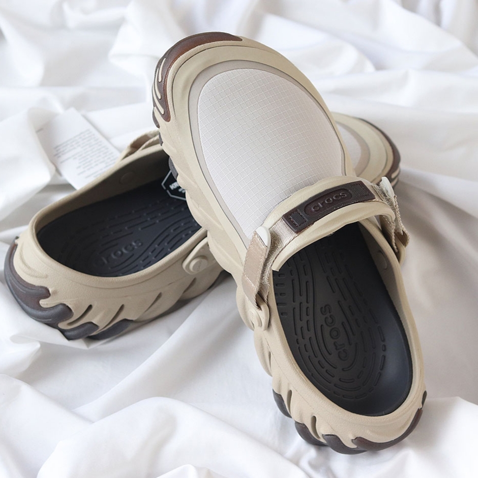 Crocs Echo RO Ripstop Clog Bark 착용 스타일 - 2