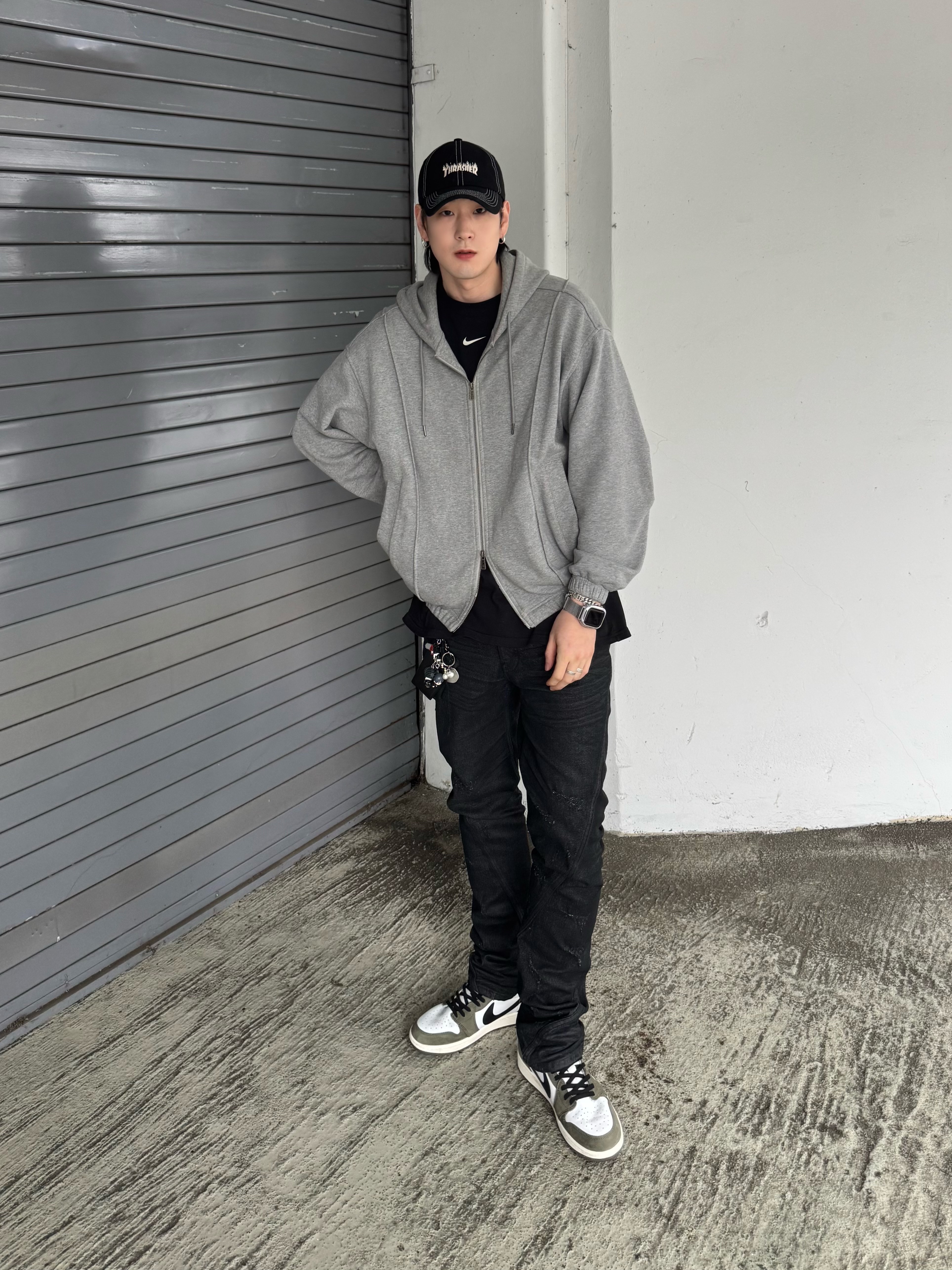 Jordan 1 Retro Low OG Medium Olive and Summit White, Nike x Drake Nocta x Kar L'Art De L'Automobile Burrow T-Shirt Black (FD2205-010) 착용 스타일 - 5