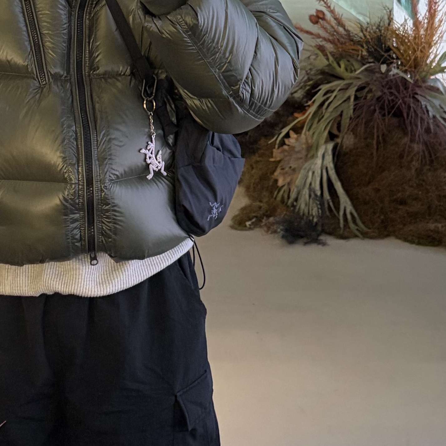 Arc'teryx Keyring Metal, Arc'teryx Heliad 6 Crossbody Bag Black 착용 스타일