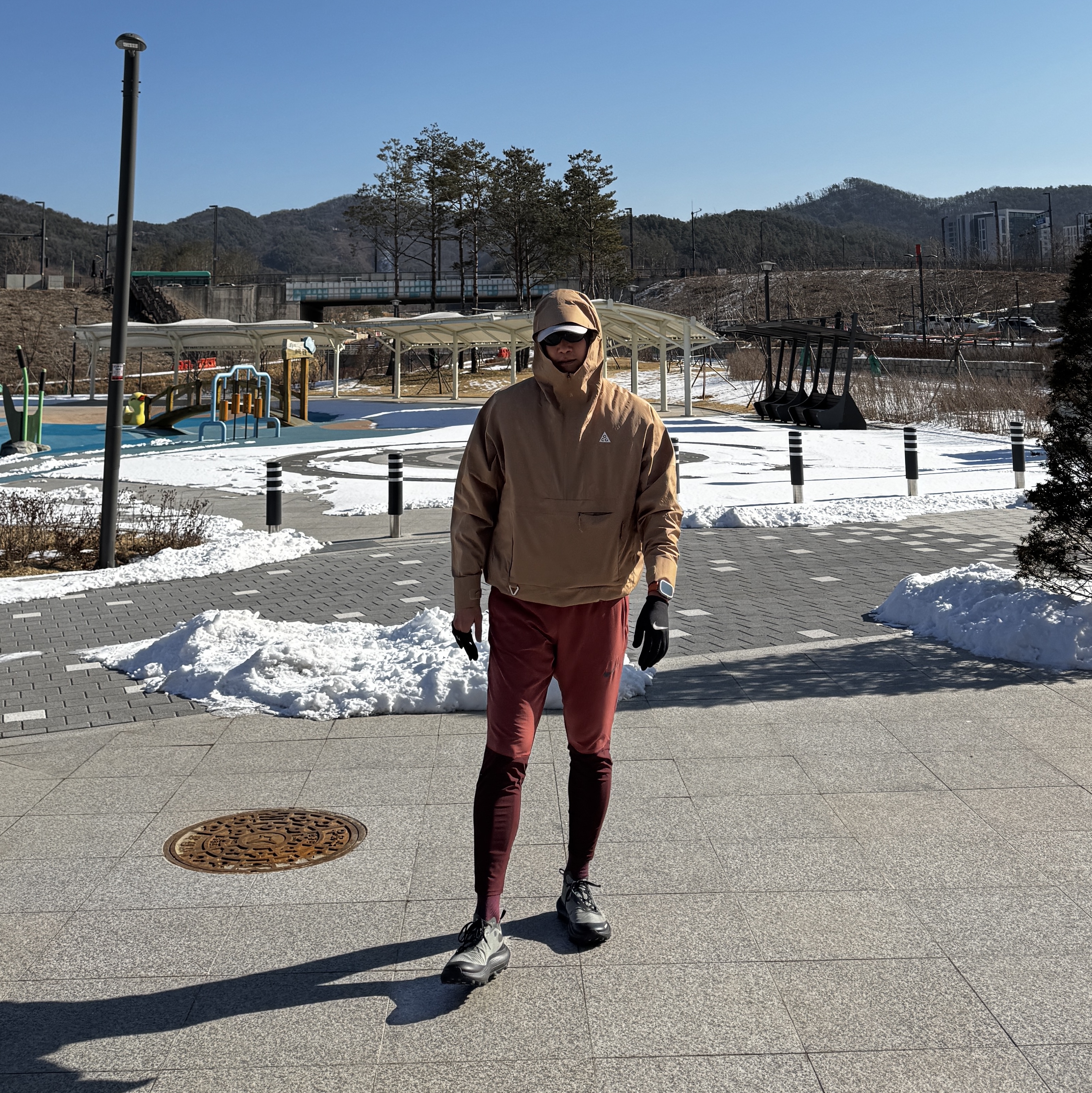 UGG Classic Mini Boots Chestnut, Nike x Stussy Stone Washed Fleece Pants Dark Cinder (FN5235-261) 착용 스타일 - 3