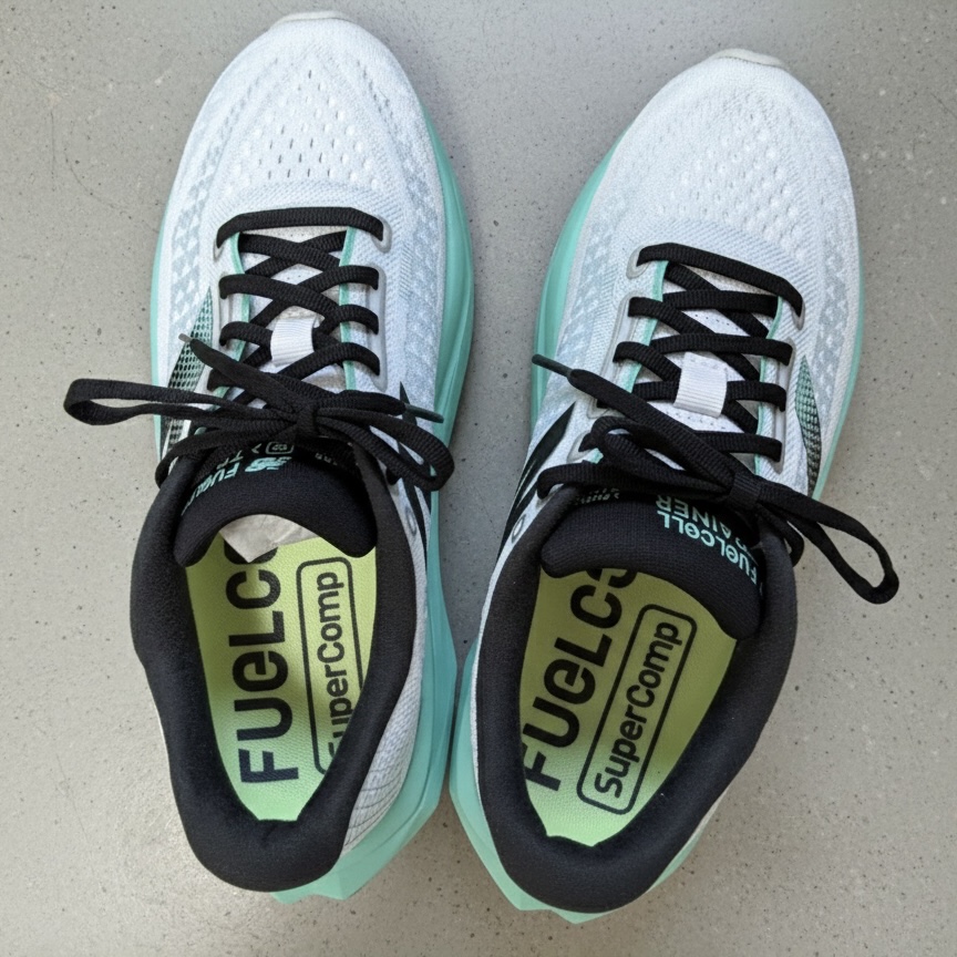 New Balance FuelCell Supercomp Trainer v3 White Cyber Jade - D Standard 착용 스타일