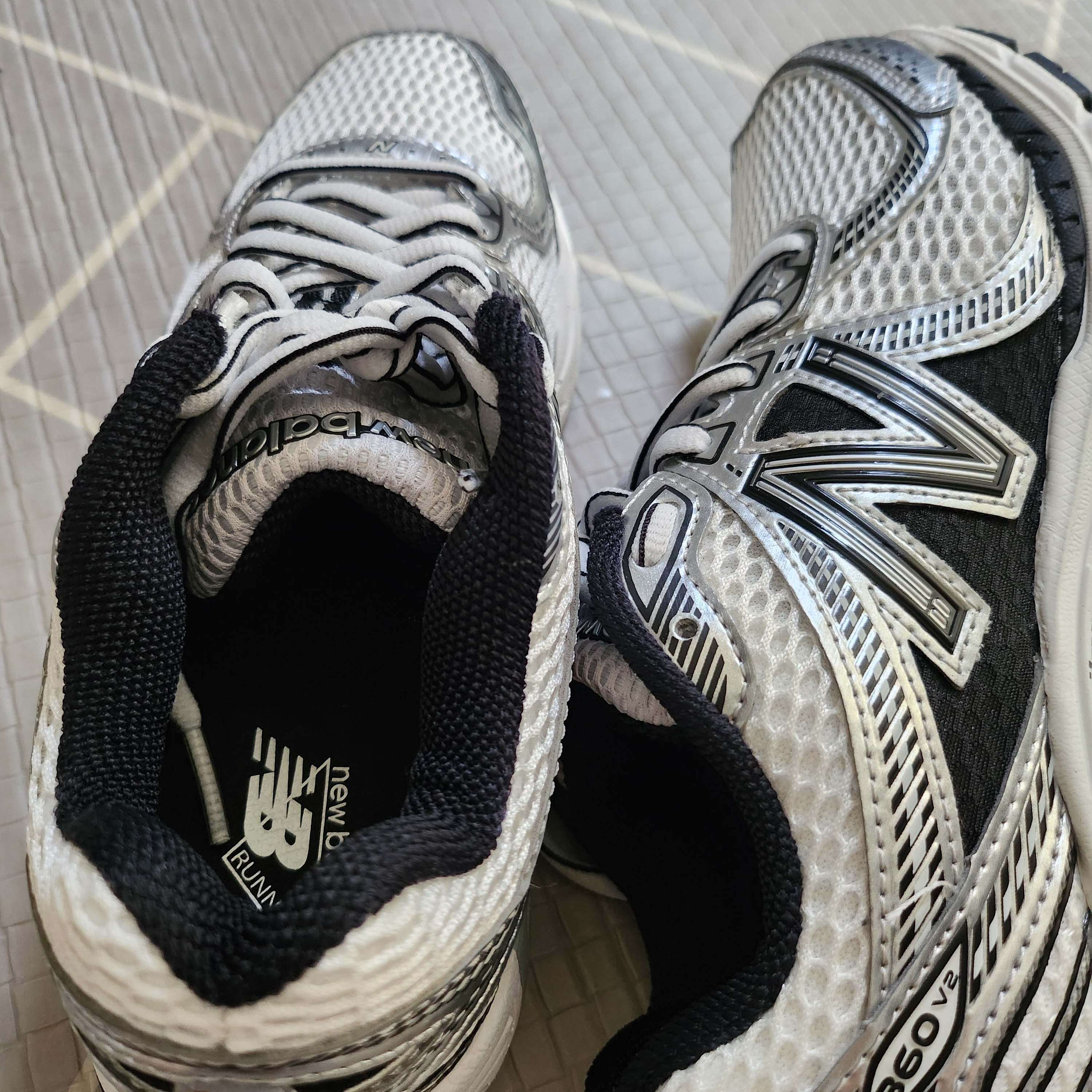 New Balance 860v2 White Black 착용 스타일