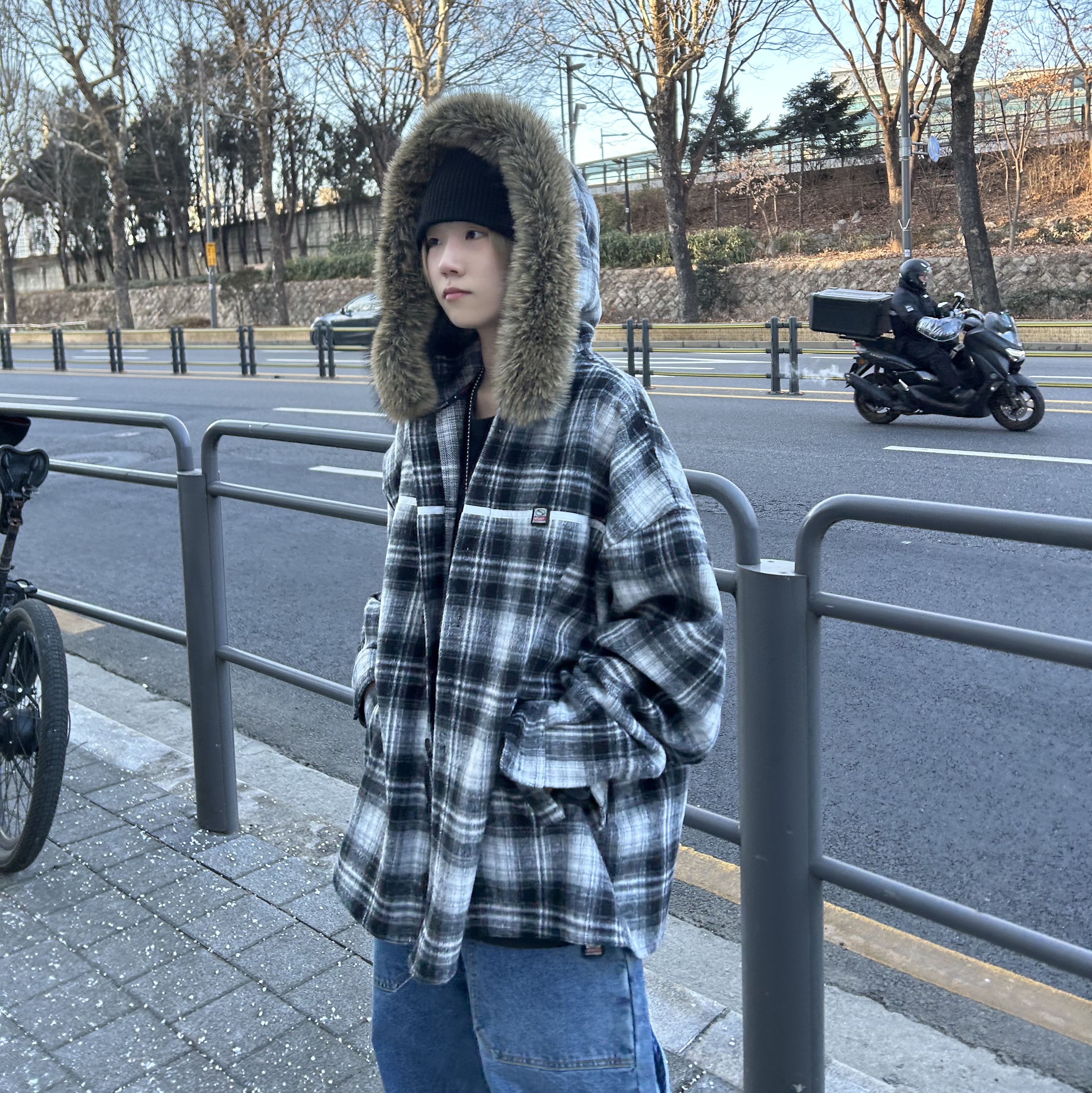 SPORT CHAMBER SC Fur Hood Shirt Black, SPORT CHAMBER Superwide Carpenter Denim Pants Blue 착용 스타일 - 2