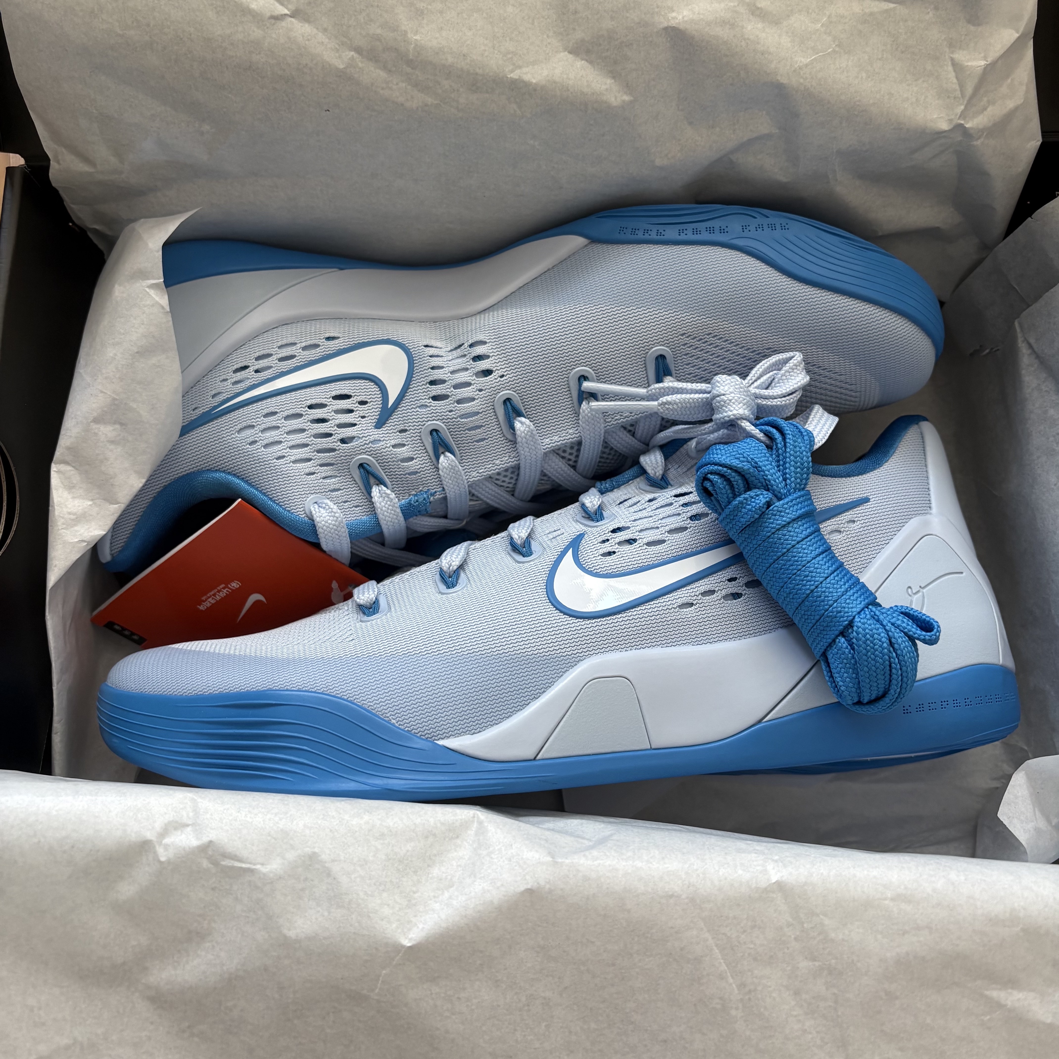 Nike Kobe 9 EM Low Protro Hydrogen Blue White 착용 스타일