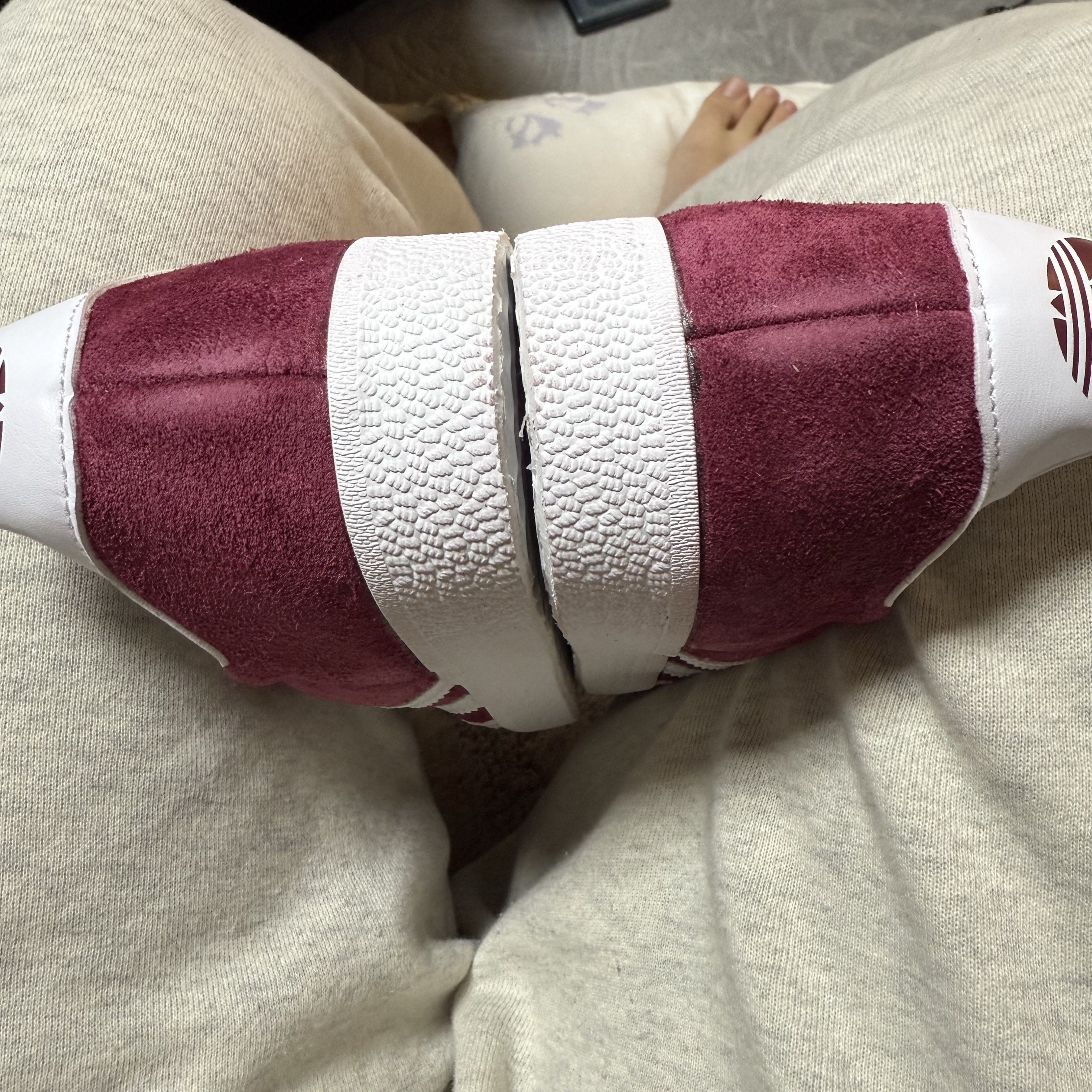 Adidas Gazelle Collegiate Burgundy 착용 스타일 - 2