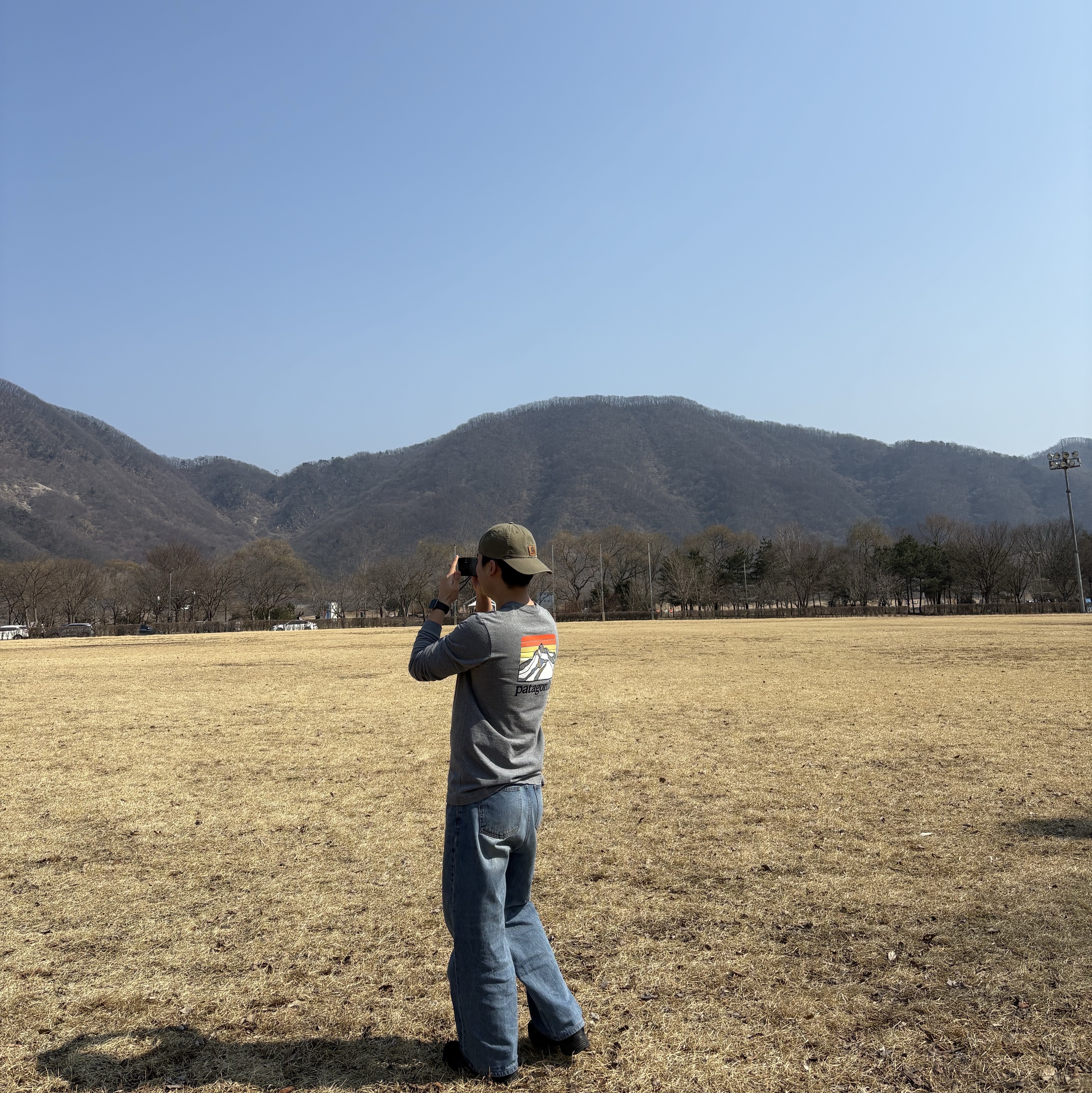 Patagonia Line Logo Ridge Responsibili-Tee L/S Gravel Heather, Carhartt Canvas Cap Army Green 착용 스타일 - 3