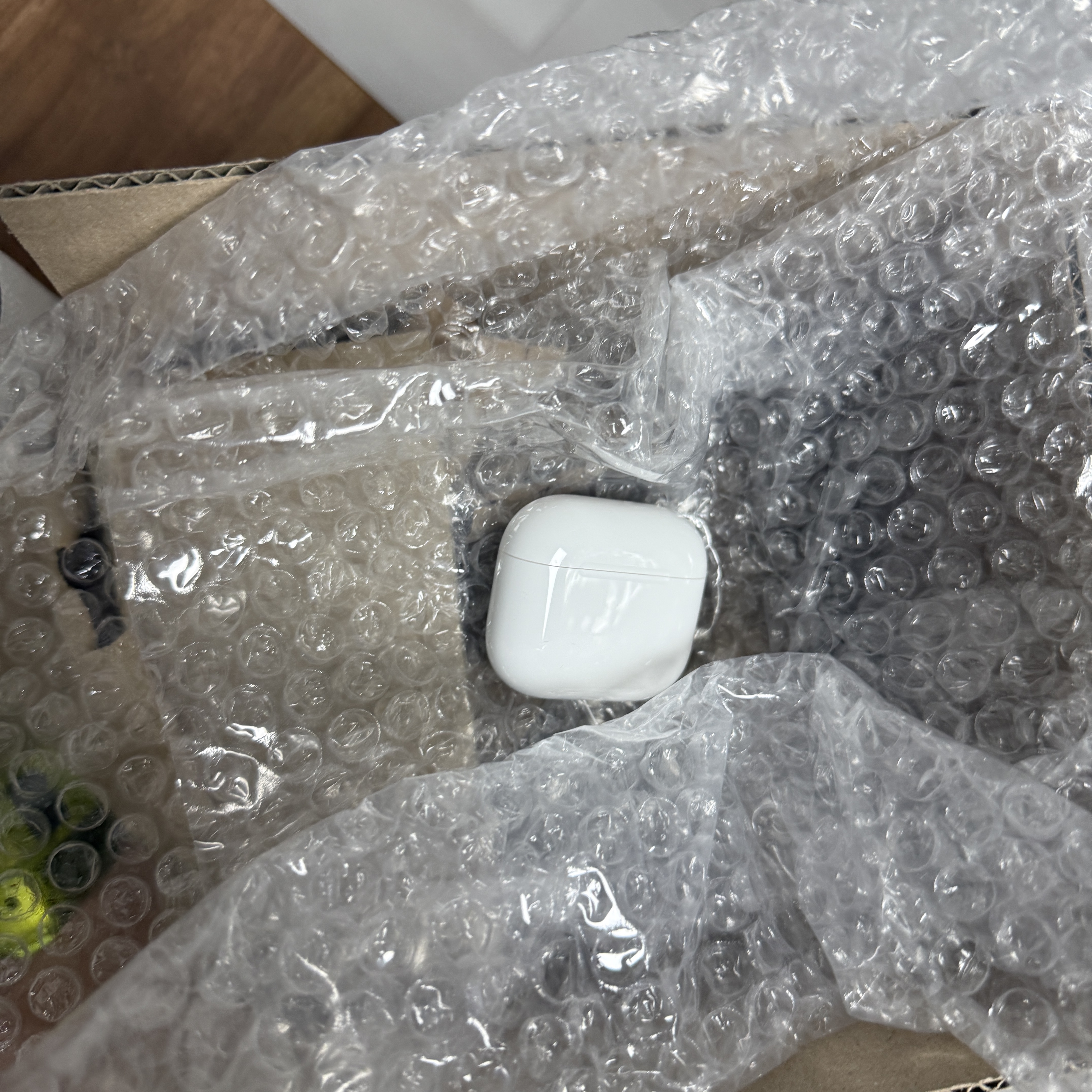 [A등급] Refurbished AirPods 4th Gen with Active Noise Cancellation 착용 스타일