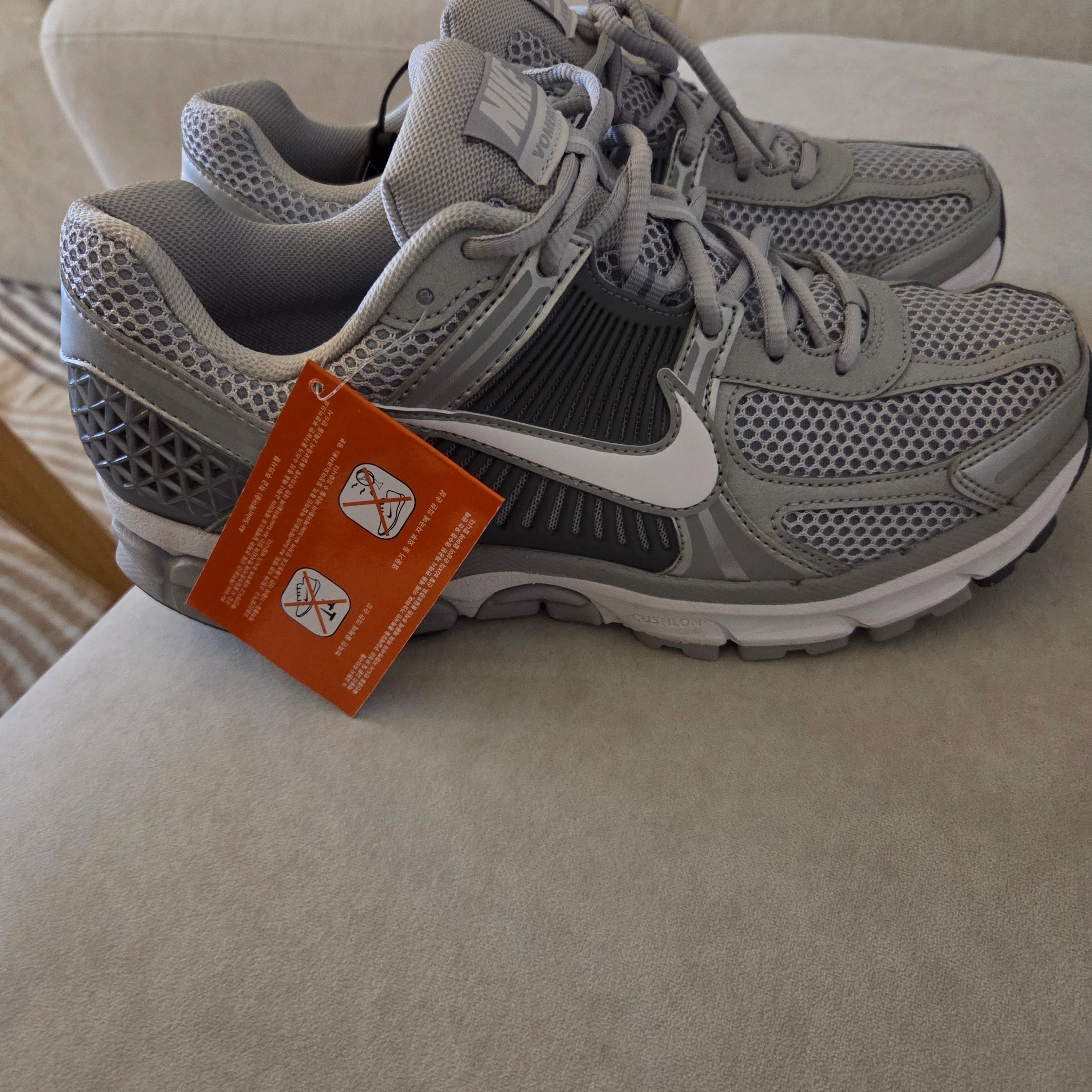 Nike Zoom Vomero 5 Wolf Grey White 착용 스타일