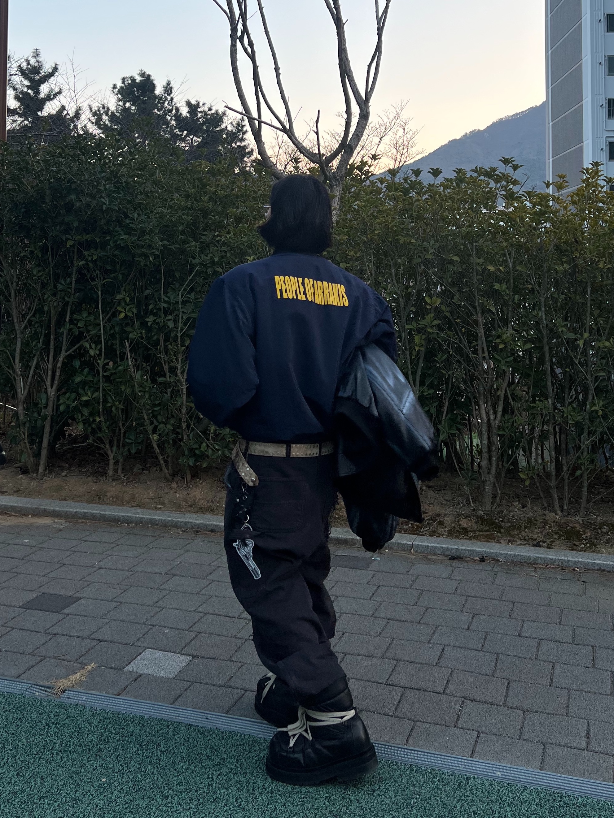Undermycar Maigan Padded Shoulder Zip-Up Blouson India Ink - 23FW 착용 스타일 - 1