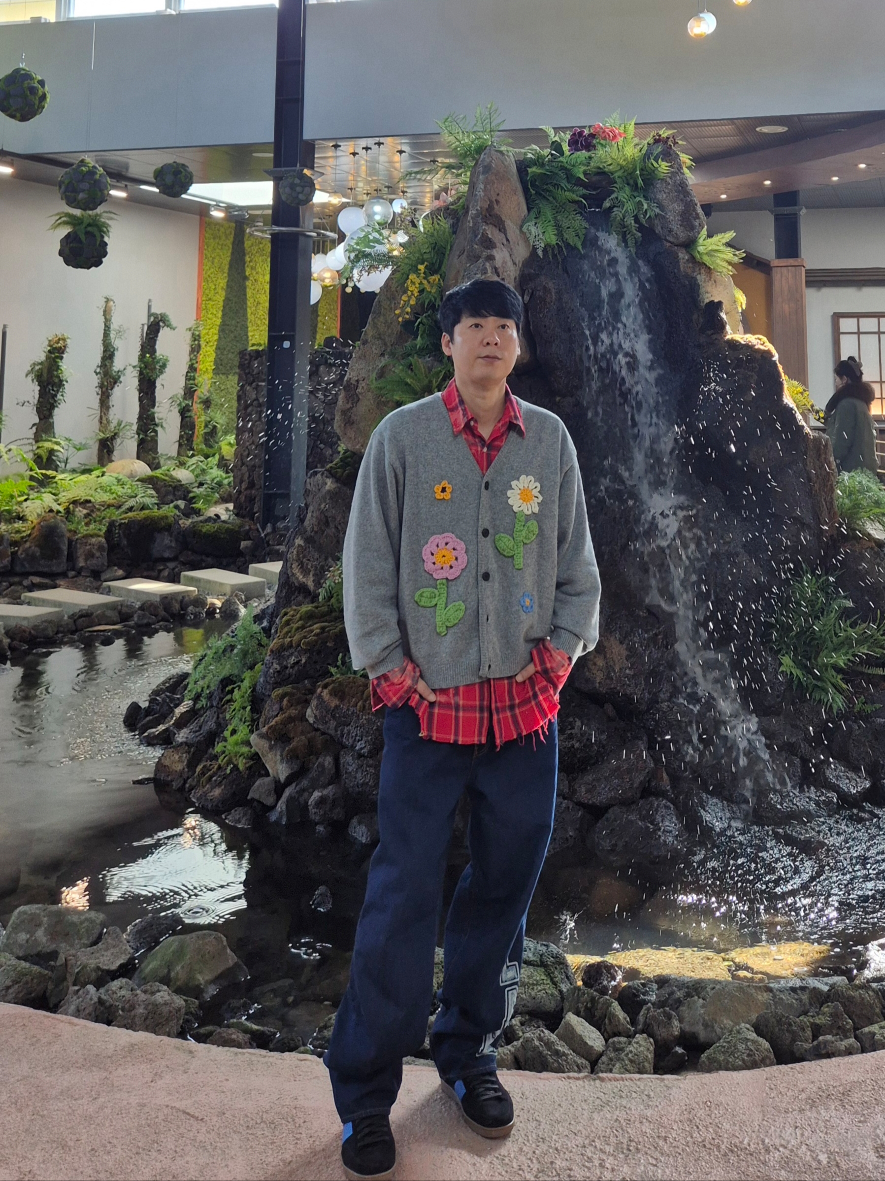 Palace P90 College Stress Baggy Jean Indigo Wash - 24FW, Saint Laurent Signature Court Classic High Top Sneakers Red 착용 스타일 - 4