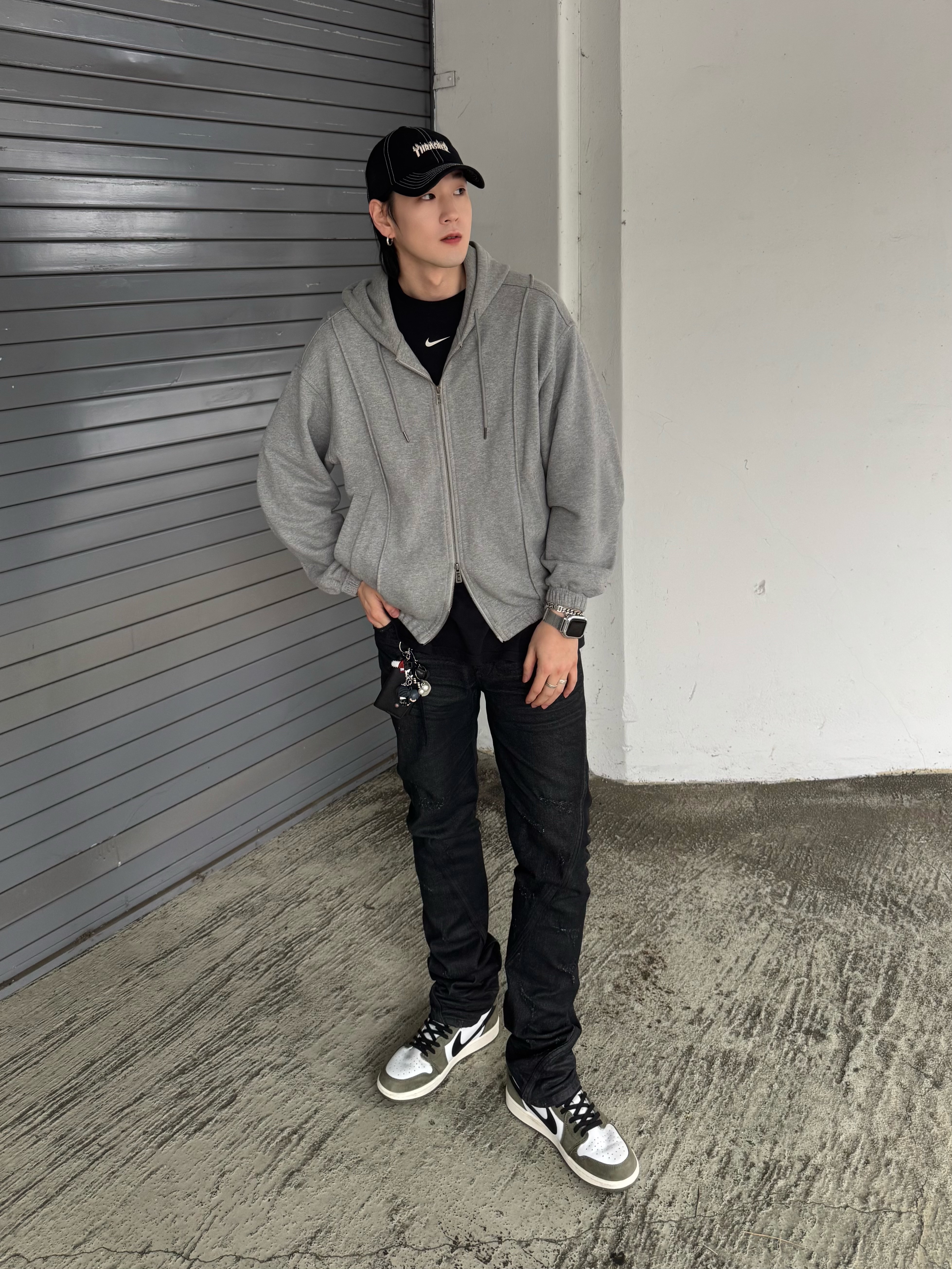 Jordan 1 Retro Low OG Medium Olive and Summit White, Nike x Drake Nocta x Kar L'Art De L'Automobile Burrow T-Shirt Black (FD2205-010) 착용 스타일 - 7