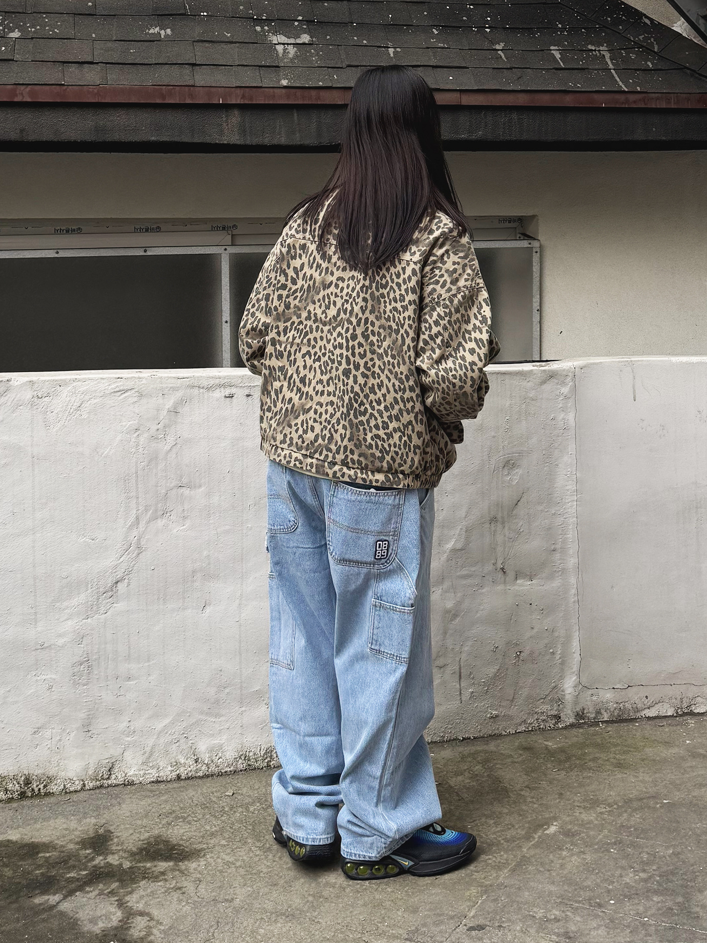 QT8 GARMENTS Washed Leopard Harrington Jacket Beige, QT8 Garments TL Denim Carpenter Pant Blue 착용 스타일 - 4