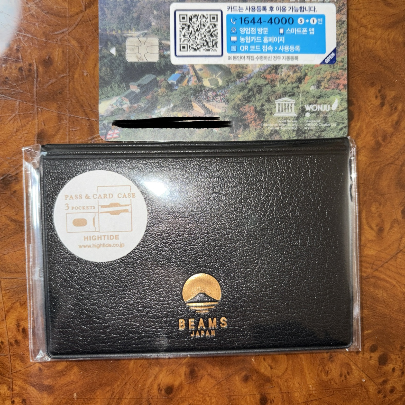 Beams x Hightide Special Order Pass & Card Case Black 착용 스타일