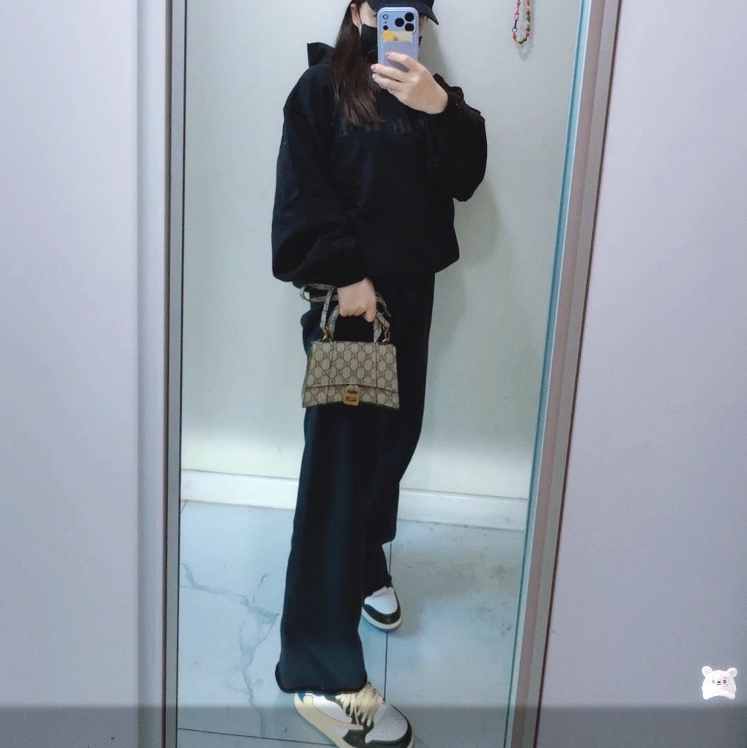 Yeezy x Gosha Rubchinskiy YZY Black Dogs Hoodie Black, Yeezy Vultures Pants Black 착용 스타일