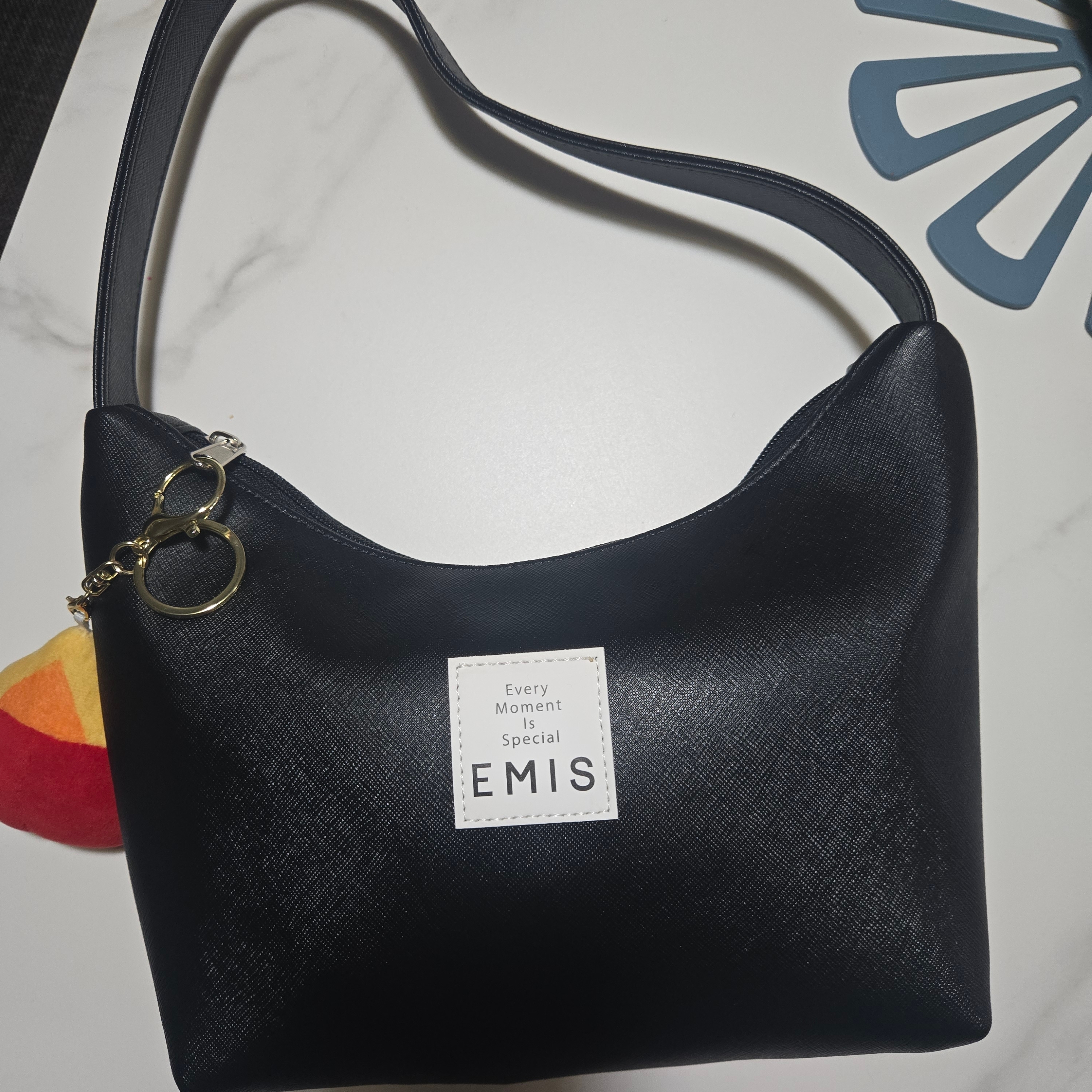 Emis New Leather Hobo Bag Black 착용 스타일 - 2