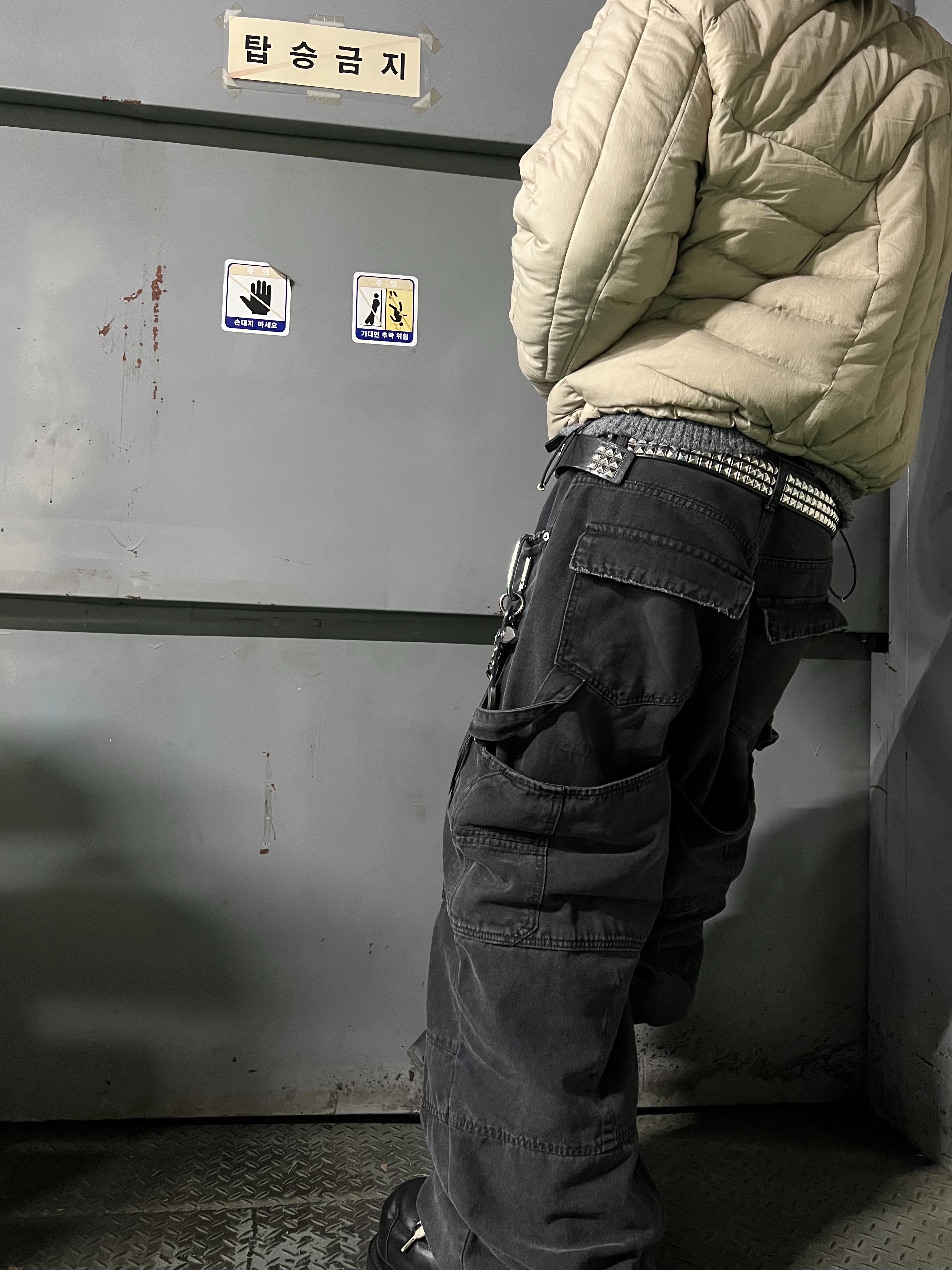 Nonnod Double knee cover pants Vintage black 착용 스타일 - 5