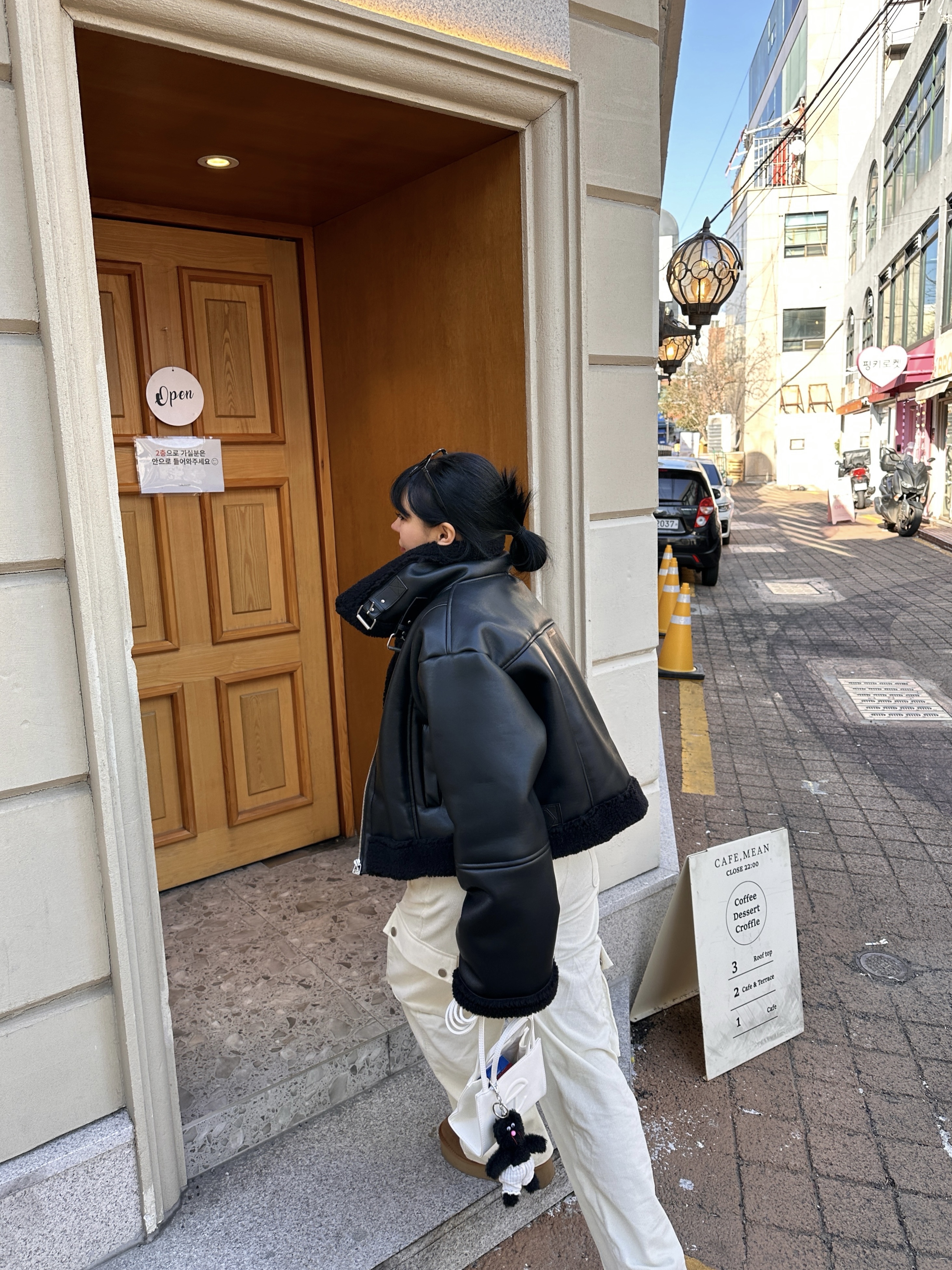 Monamhee Beulpingi Keyring with White Pants Black, Telfar Small Shopping Bag White 착용 스타일 - 2