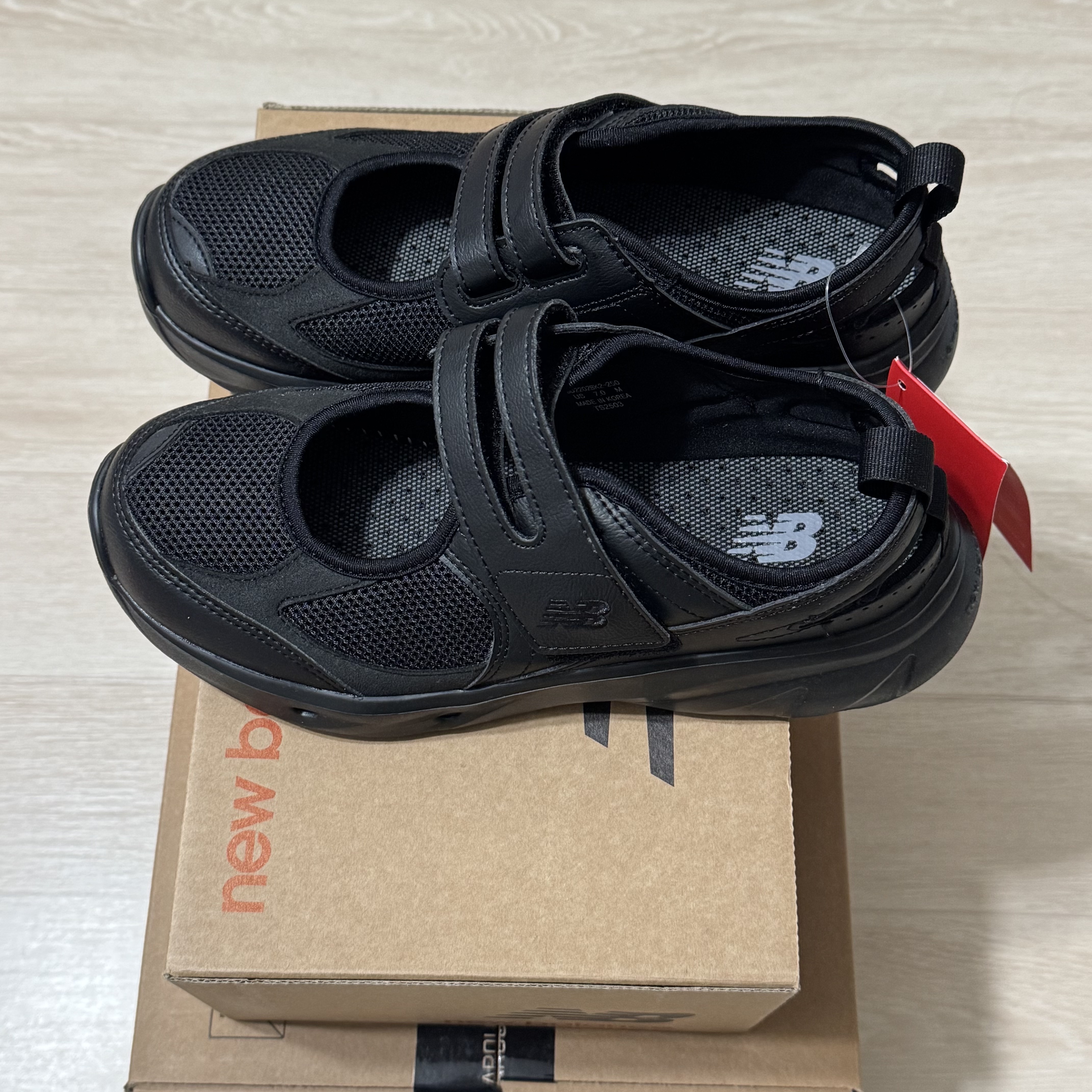 (W) New Balance Breeze SD2202 Triple Black 착용 스타일