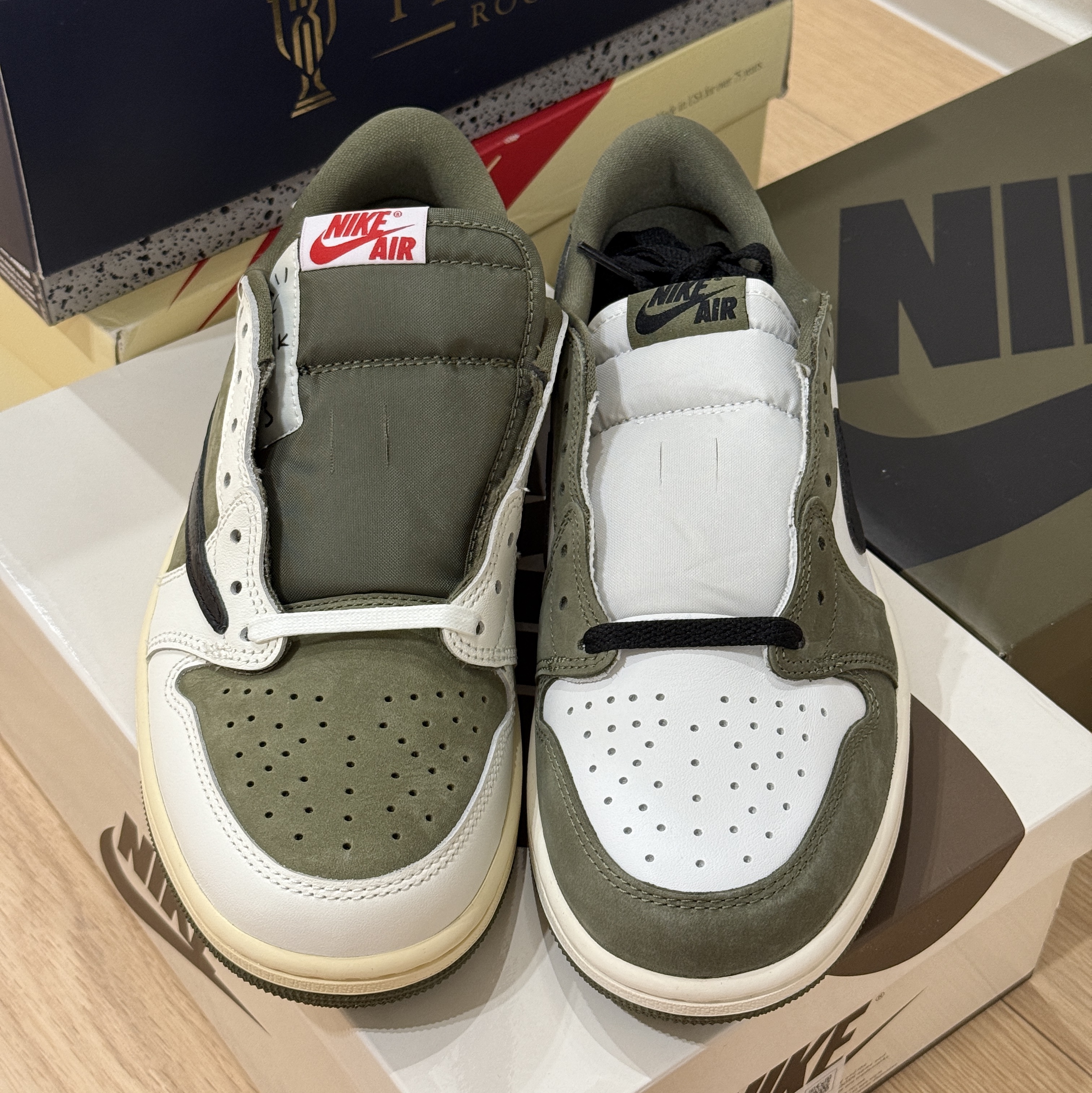 Jordan 1 Retro Low OG Medium Olive and Summit White 착용 스타일 - 2