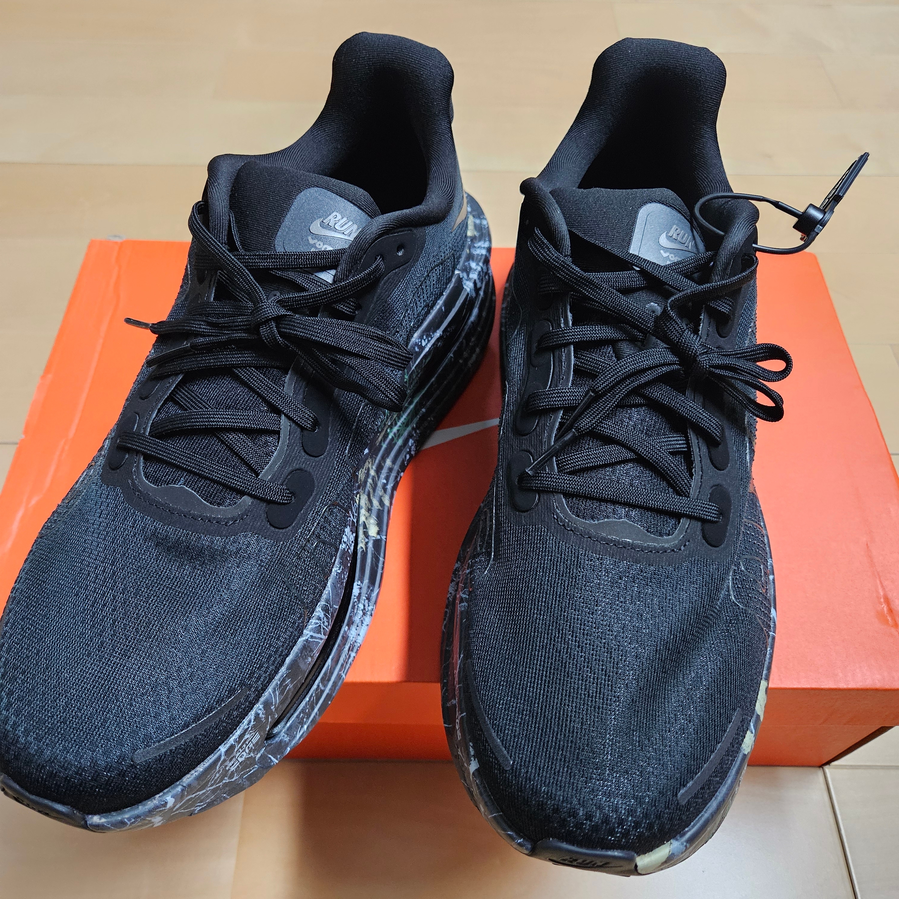 Nike Vomero Premium Black Dark Smoke Grey 착용 스타일 - 3