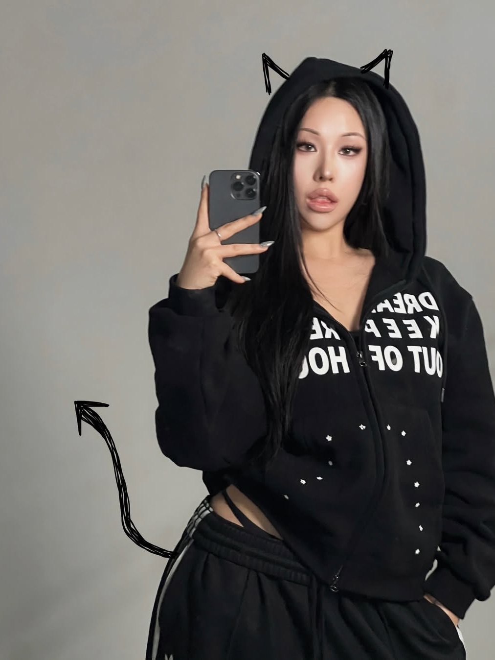 SLOW RECORD HOUSE Typo Star Hood Zip-up Black 착용 스타일 - 5