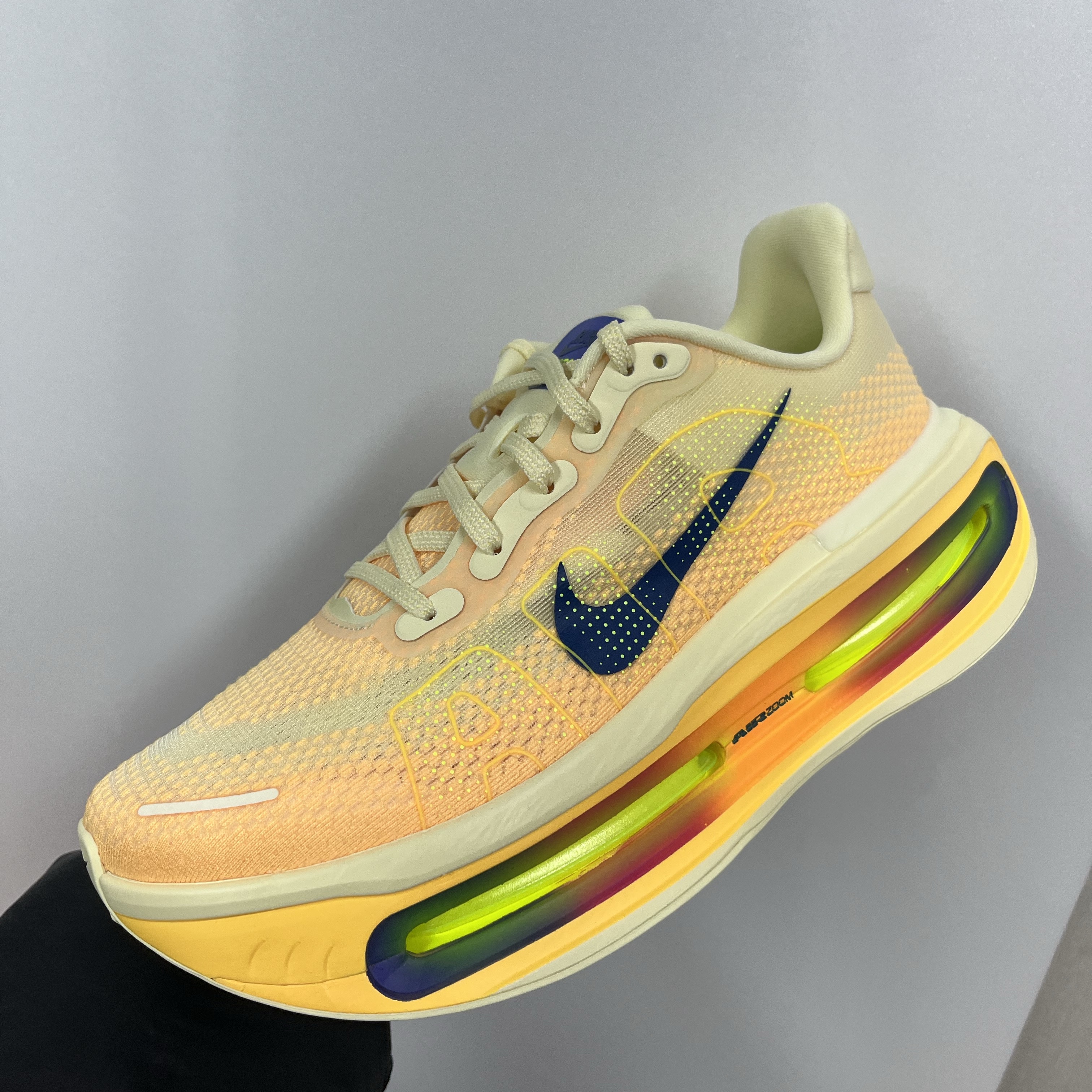 Nike Vomero Premium Alabaster Blue Void 착용 스타일