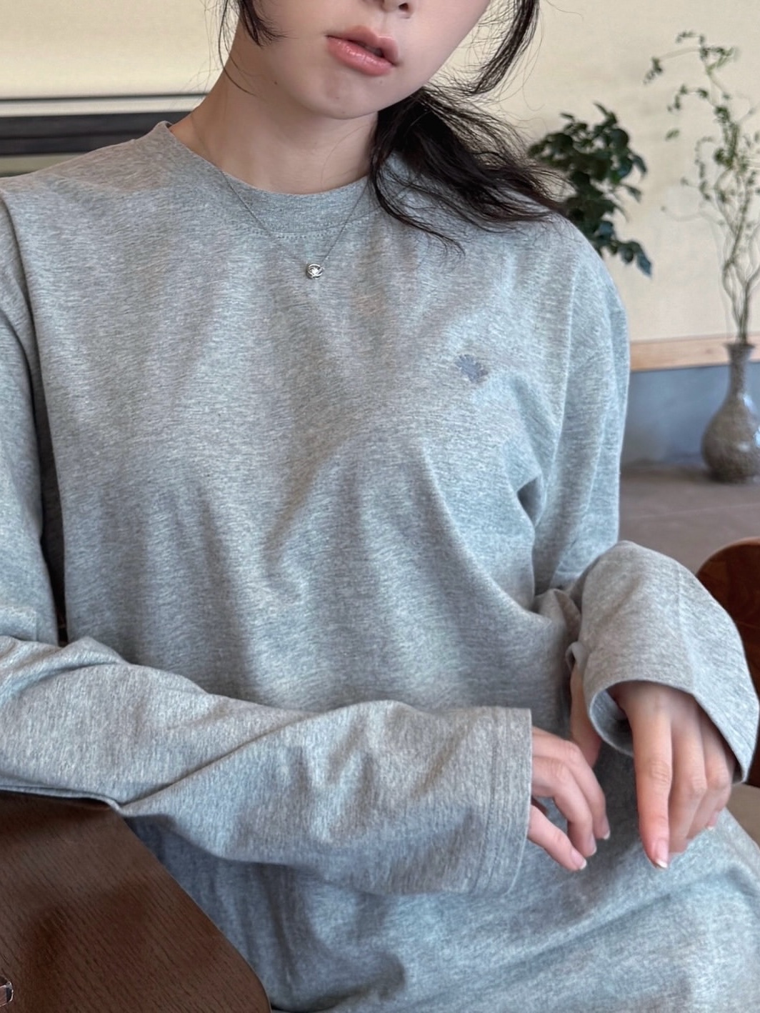 SLOW RECORD HOUSE Fingerhole Crop Long Sleeve Gray 착용 스타일 - 5