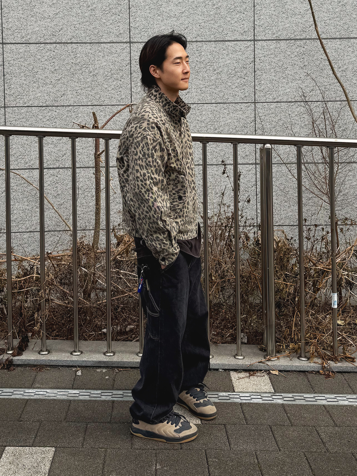 QT8 GARMENTS Washed Leopard Harrington Jacket Beige, QT8 Garments TL Denim Carpenter Pant Black 착용 스타일 - 2