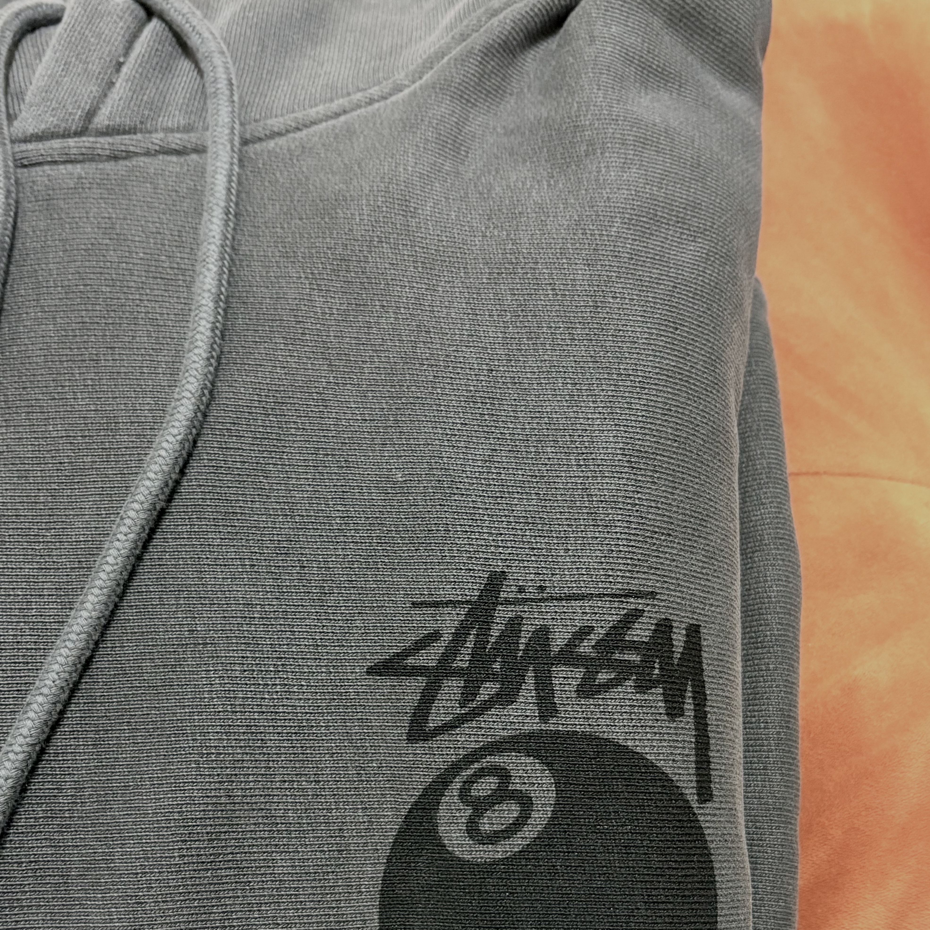 Stussy 8 Ball Hoodie Pigment Dyed Black 착용 스타일 - 2