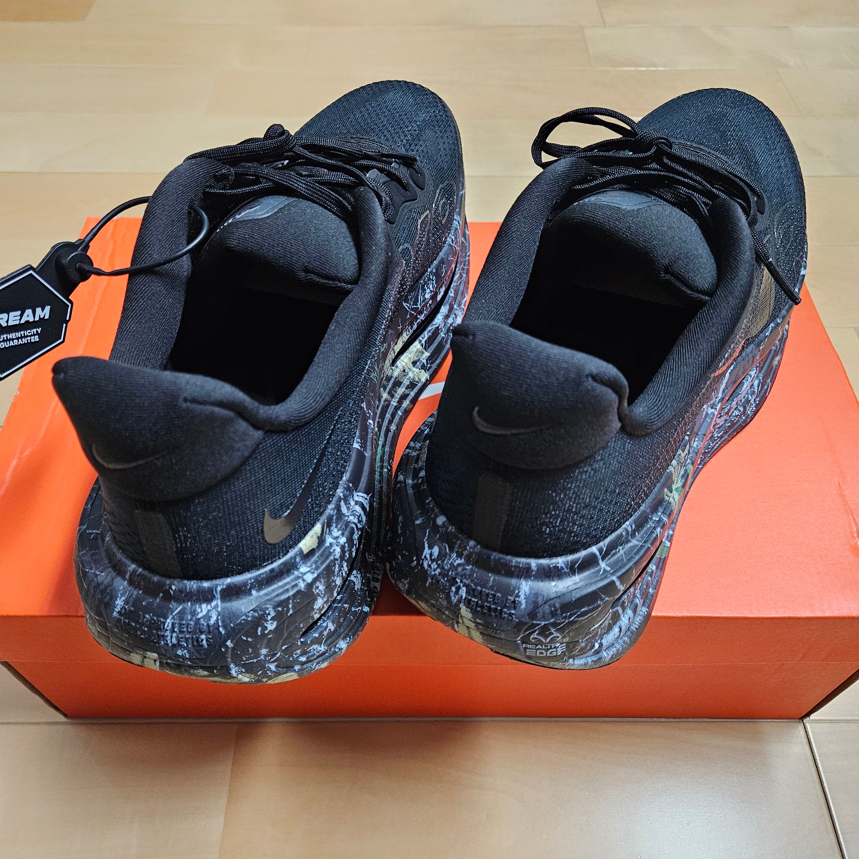 Nike Vomero Premium Black Dark Smoke Grey 착용 스타일 - 4