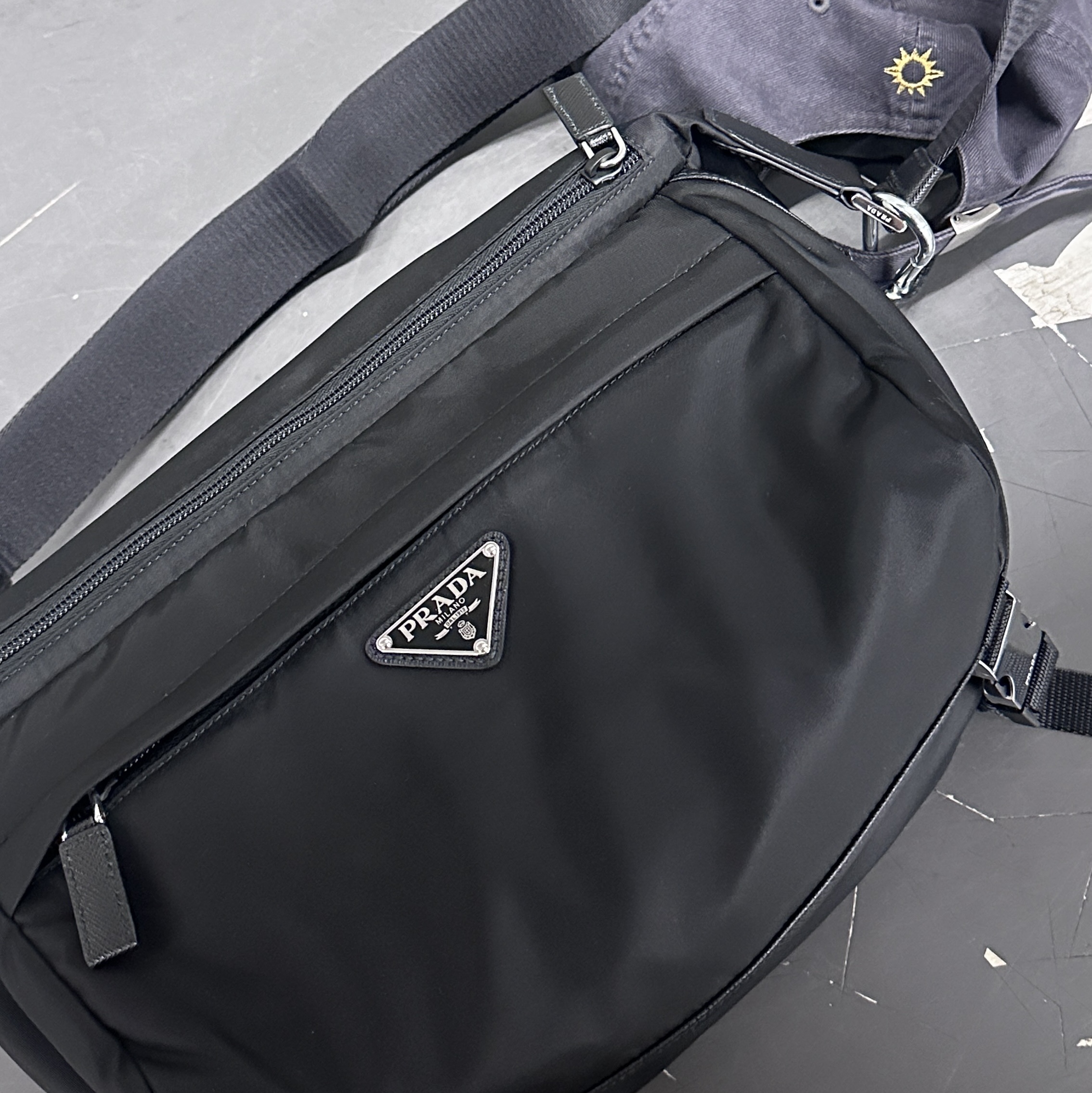 Prada Re-Nylon and Saffiano Leather Shoulder Bag Black 착용 스타일 - 3