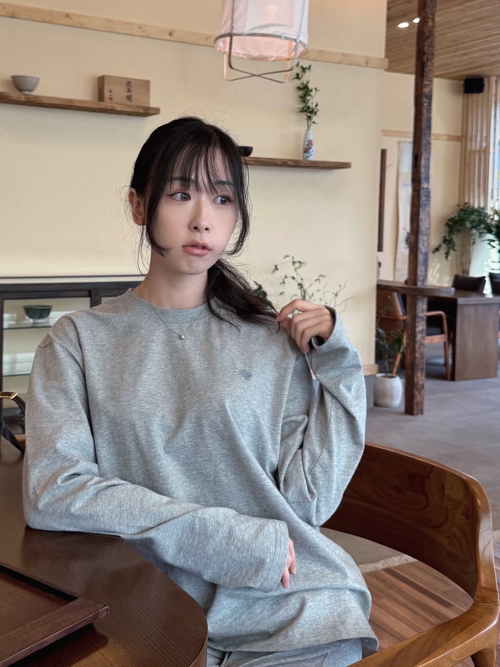 SLOW RECORD HOUSE Fingerhole Crop Long Sleeve Gray 착용 스타일 - 1