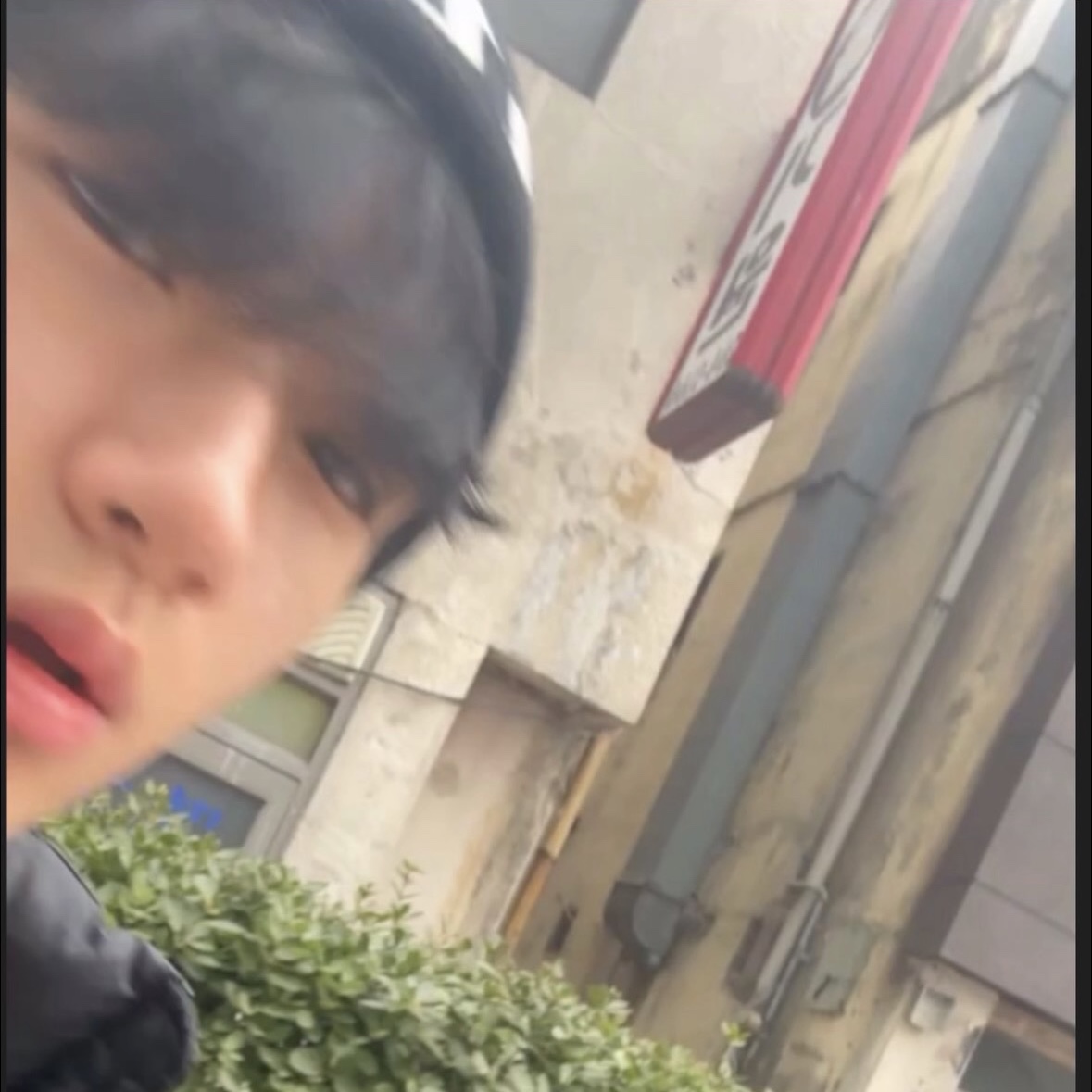 Matin Kim Logo Jacquard Short Beanie Black 착용 스타일 - 2