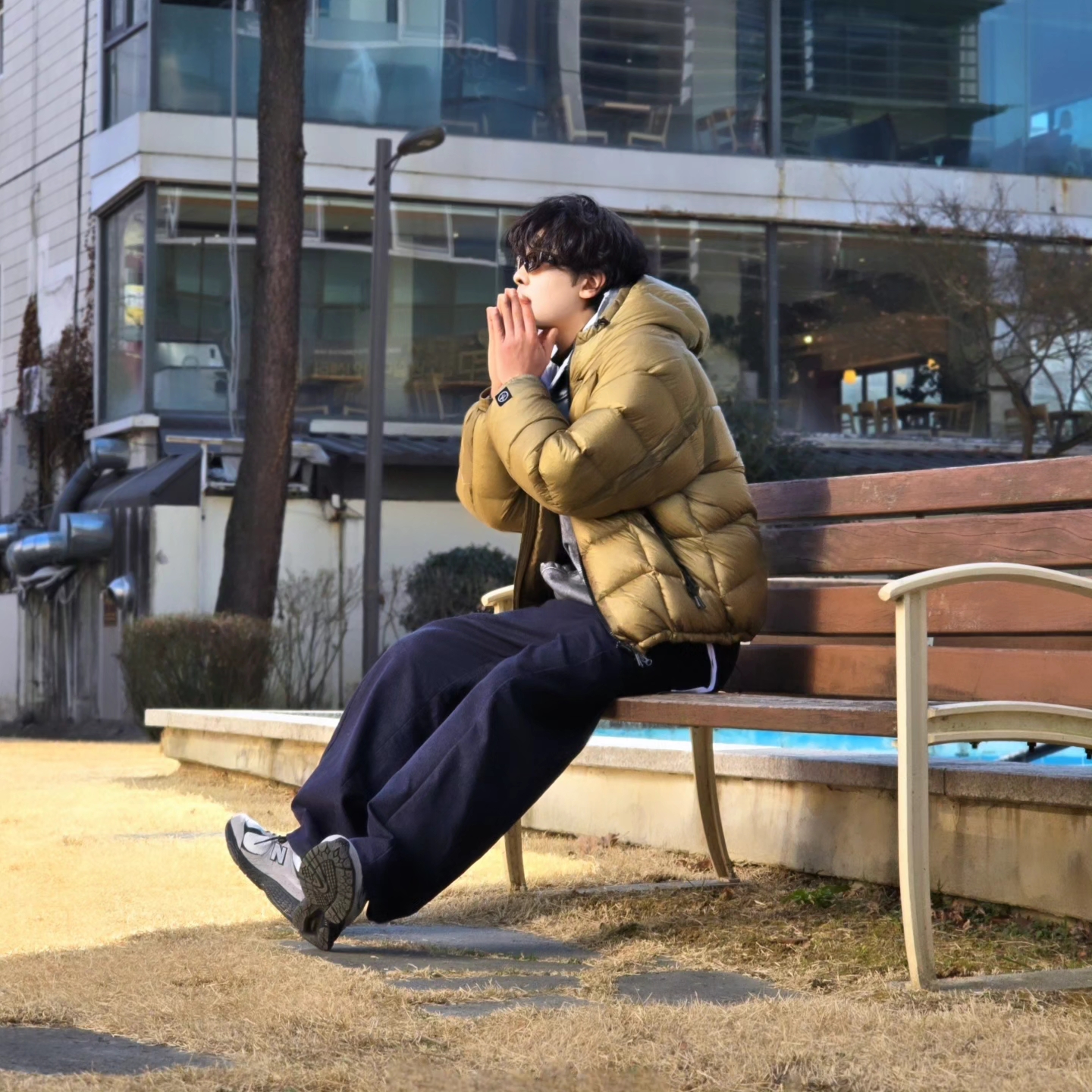 New Balance 2002R Grey Black, Flavorism Oversized Rivet Hoodie Dirty White 착용 스타일 - 4