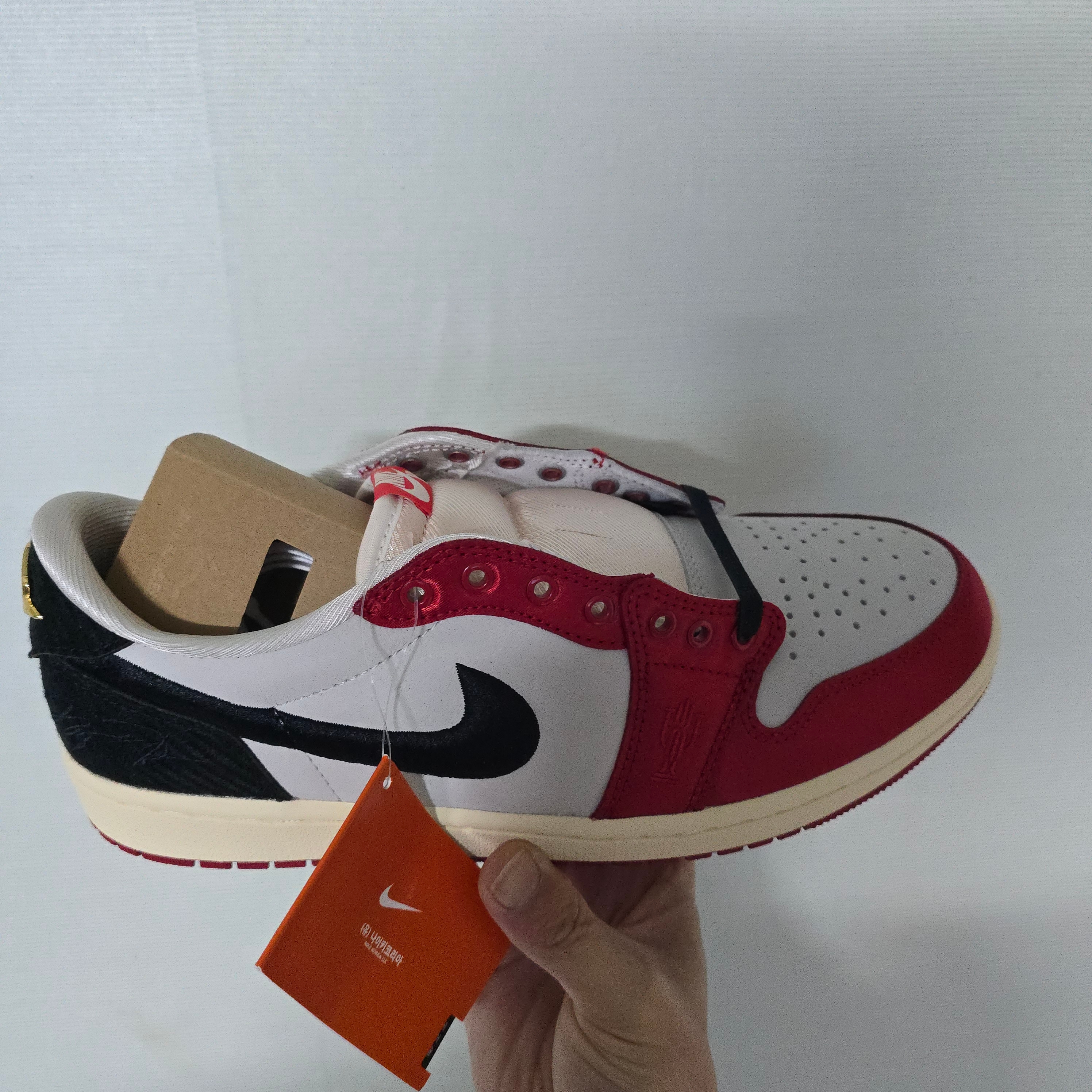 Jordan 1 x Trophy Room Retro Low OG SP Sail Varsity Red 착용 스타일