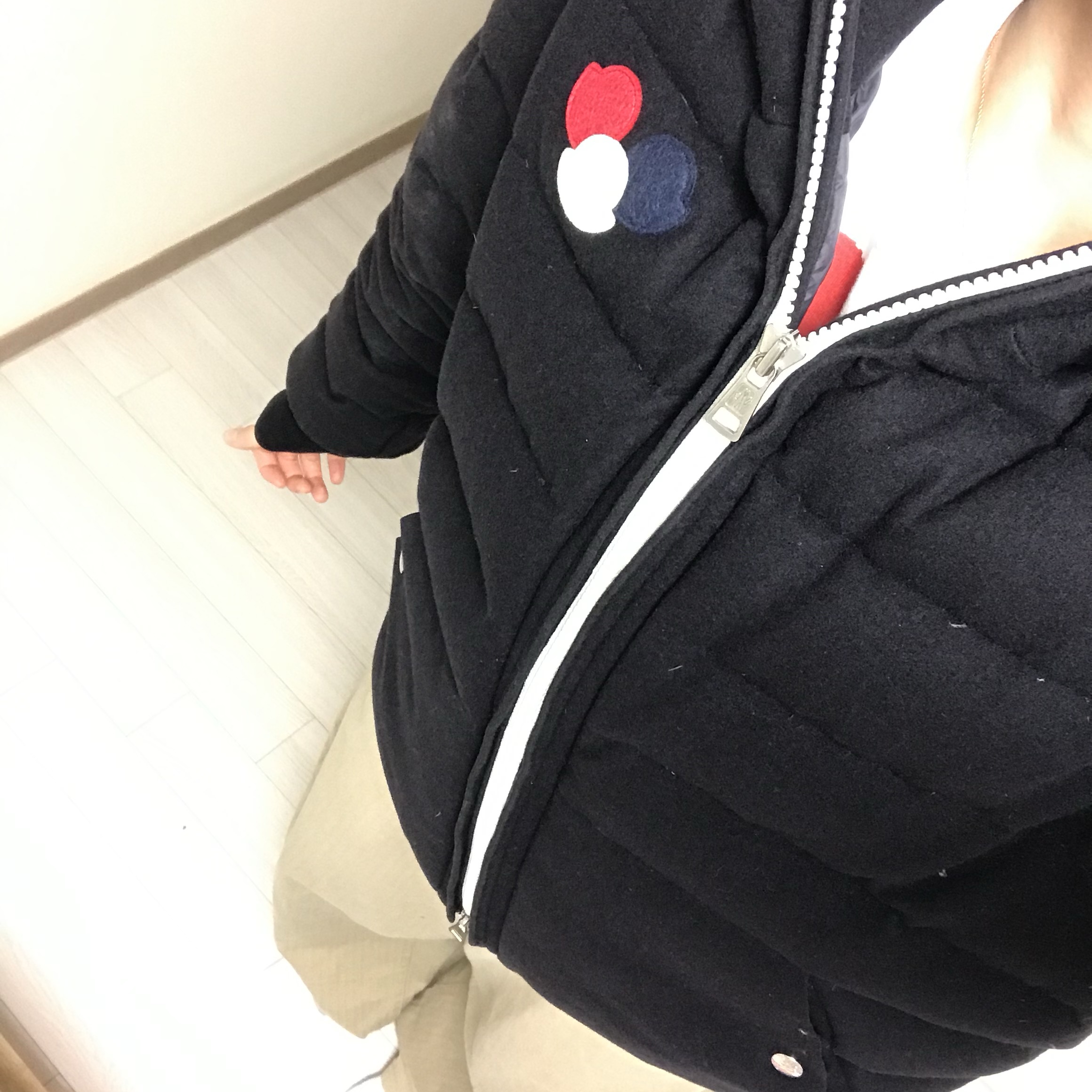 Moncler Citala Short Down Jacket Black - 23FW, Play Comme des Garcons Large Red Heart and Emblem T-Shirt White 착용 스타일