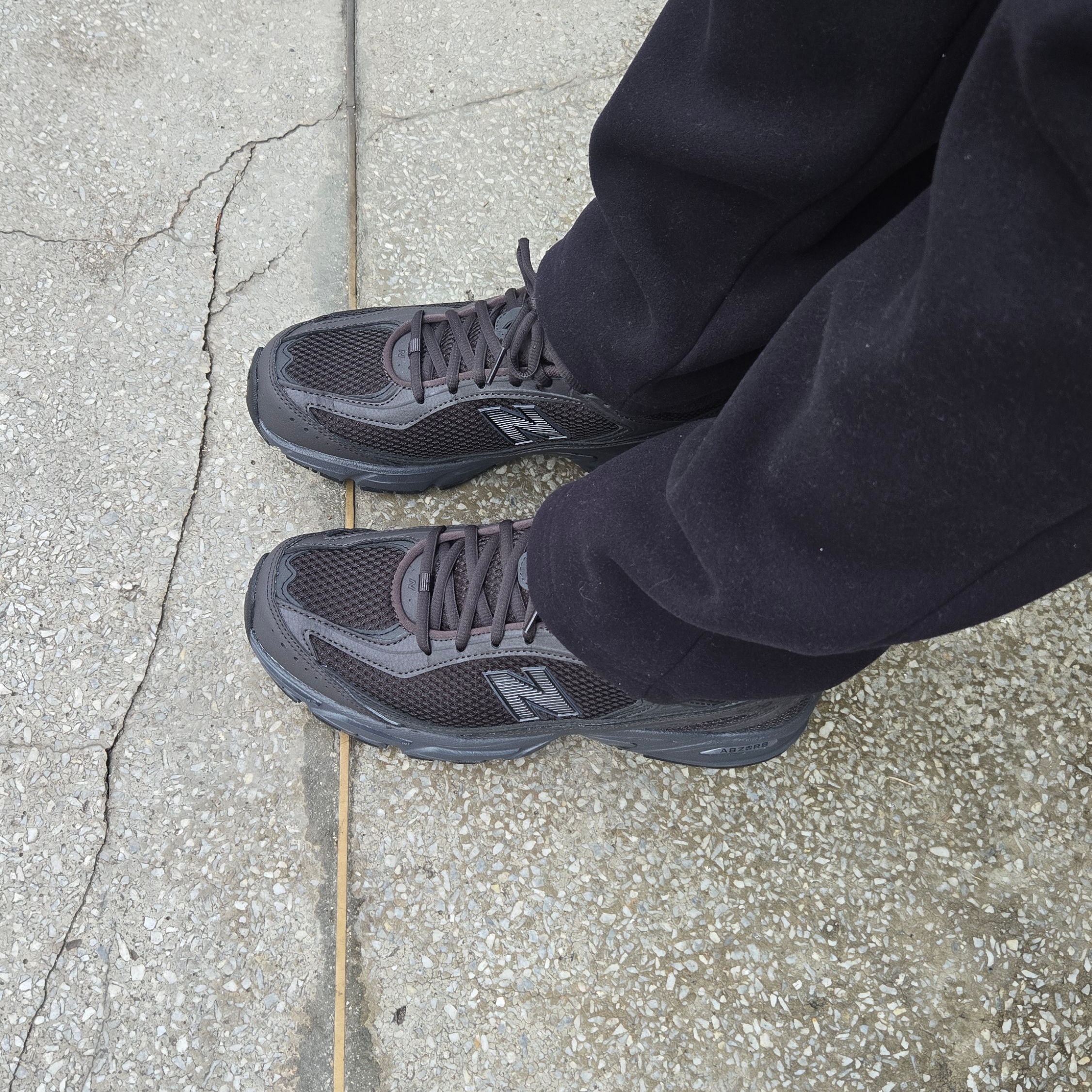 New Balance 509 Black Coffee 착용 스타일 - 1