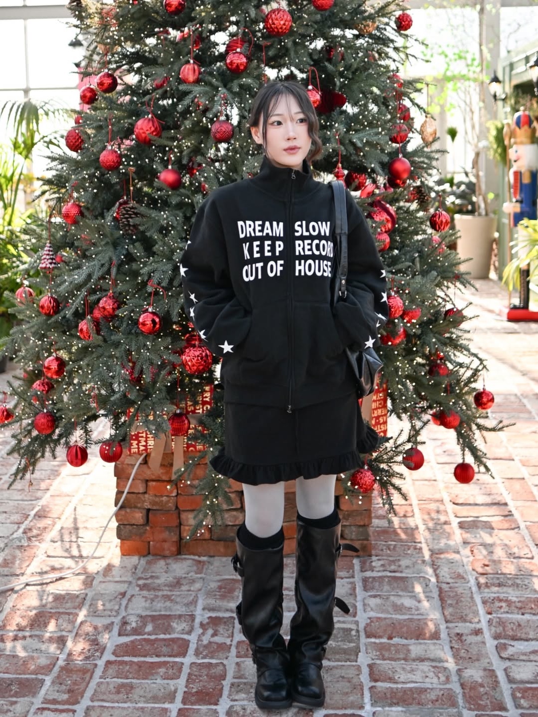 SLOW RECORD HOUSE Typo Star Track Zip-Up_Black 착용 스타일 - 5