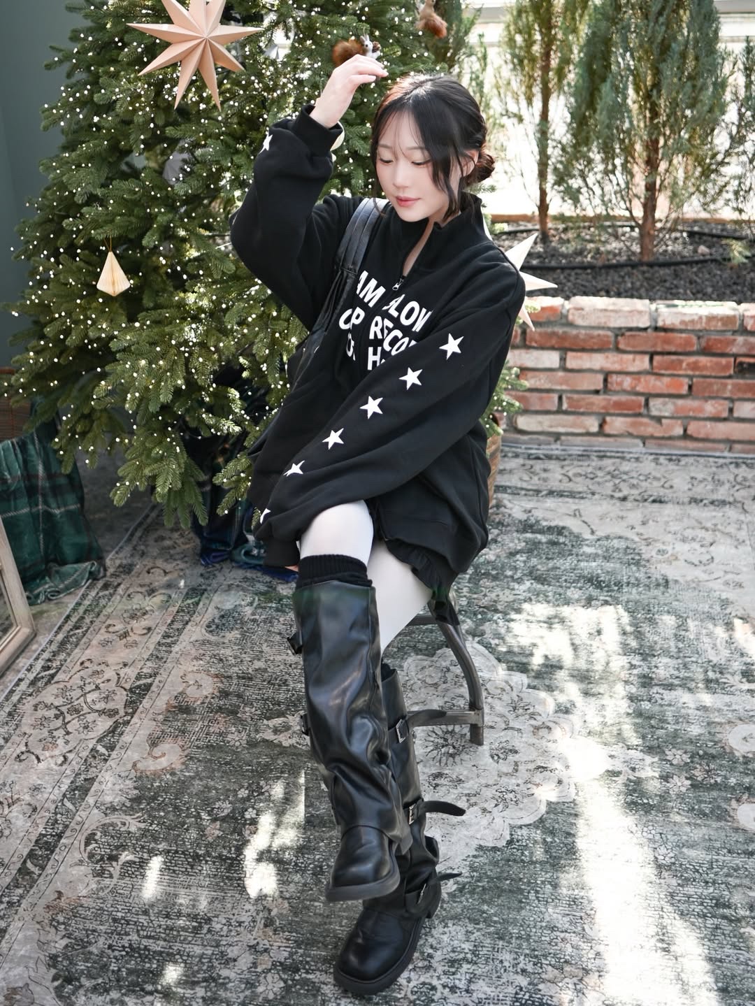 SLOW RECORD HOUSE Typo Star Track Zip-Up_Black 착용 스타일 - 6