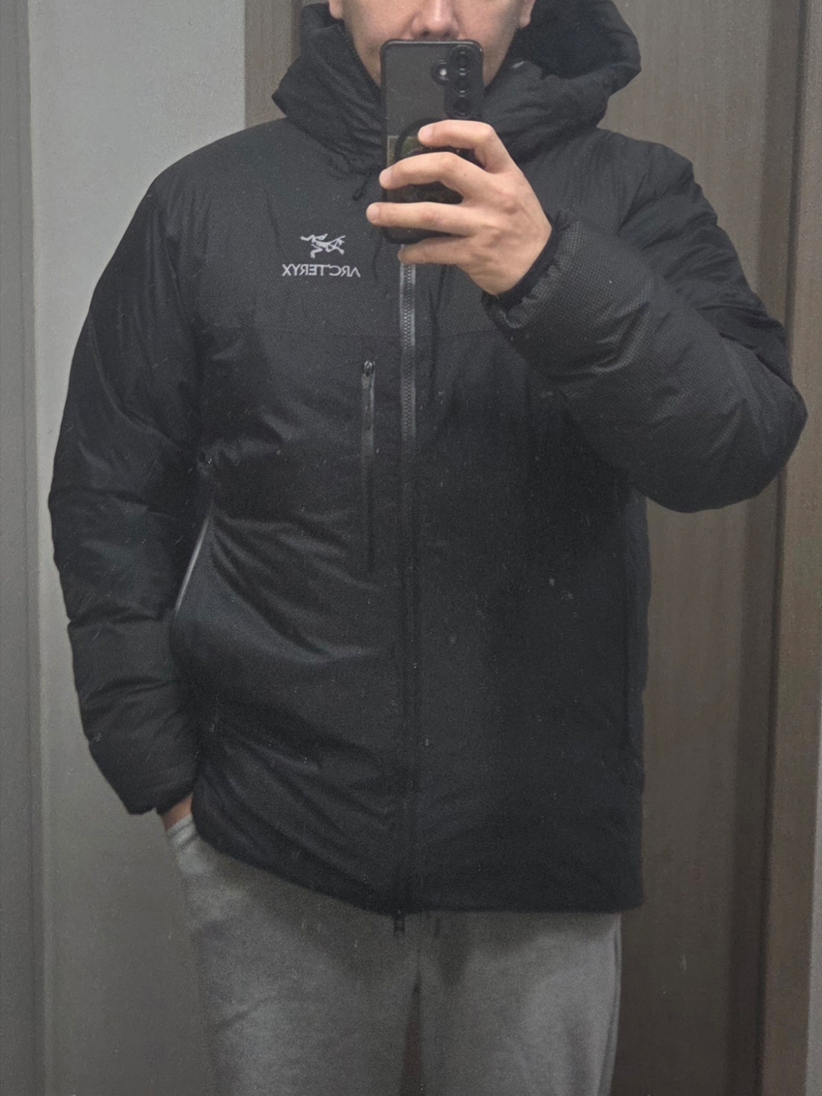 Arc'teryx Alpha Parka Black 착용 스타일
