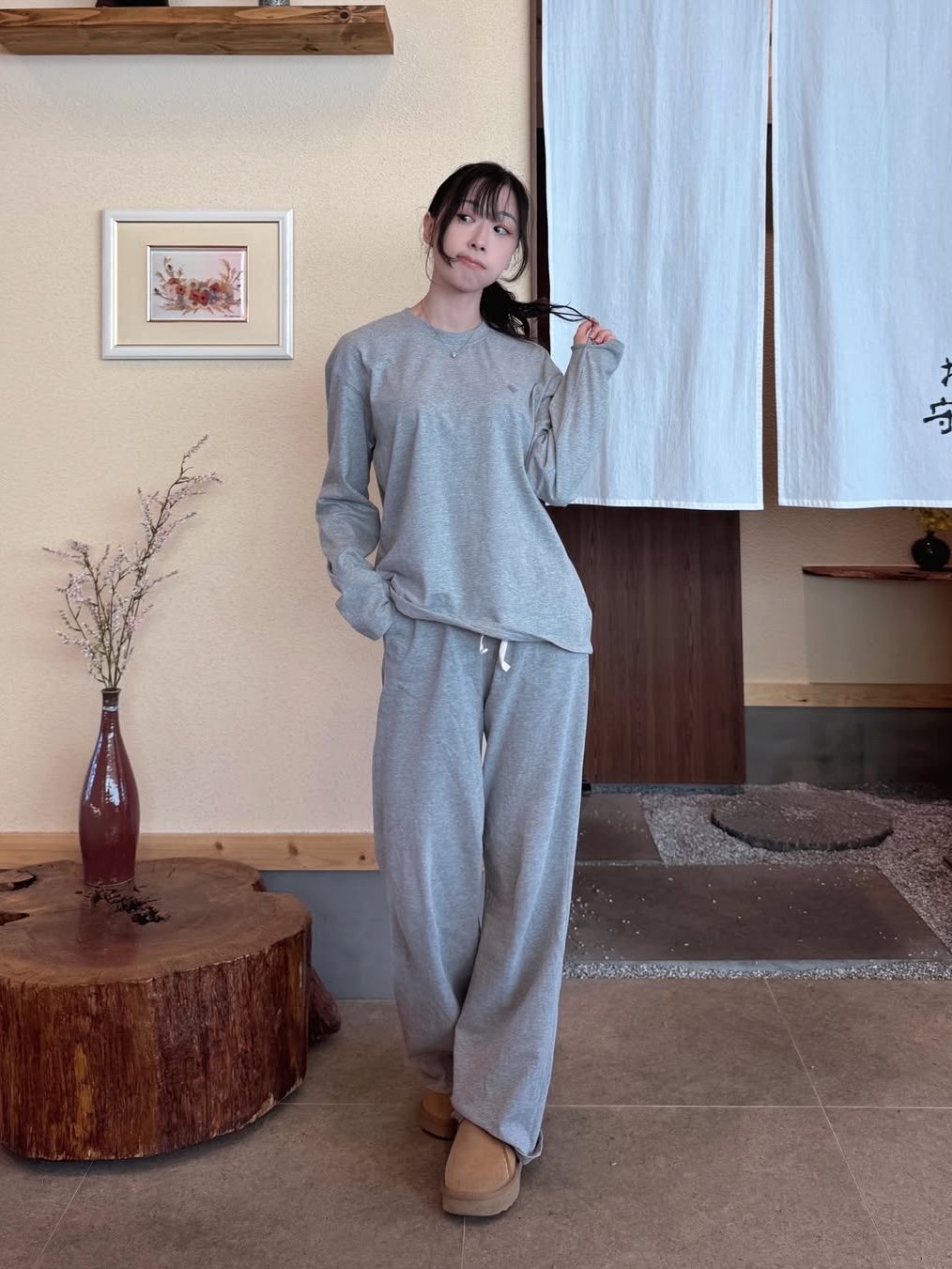 SLOW RECORD HOUSE Fingerhole Crop Long Sleeve Gray 착용 스타일 - 4