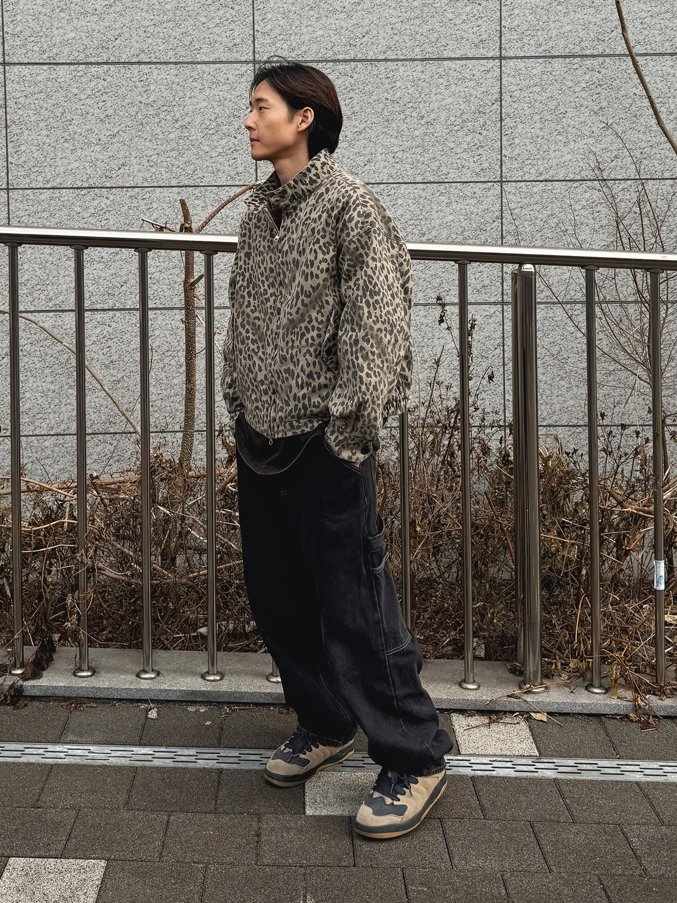 QT8 GARMENTS Washed Leopard Harrington Jacket Beige, QT8 Garments TL Denim Carpenter Pant Black 착용 스타일 - 1