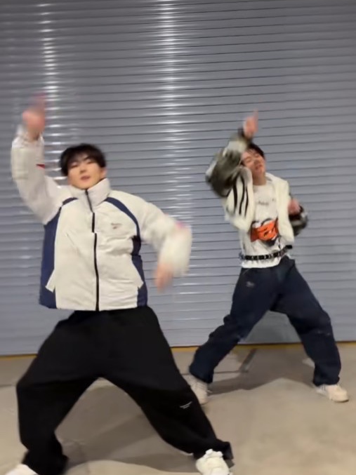 Undermycar Mu.01 Anti Fxxking Logo Play Oversized Sweat Pants Mocha 착용 스타일 - 2