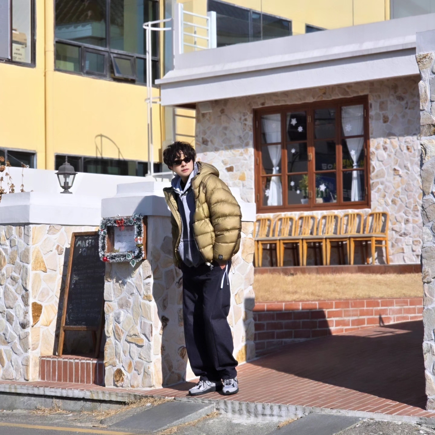 Flavorism Oversized Rivet Hoodie Dirty White, New Balance 2002R Grey Black 착용 스타일 - 2